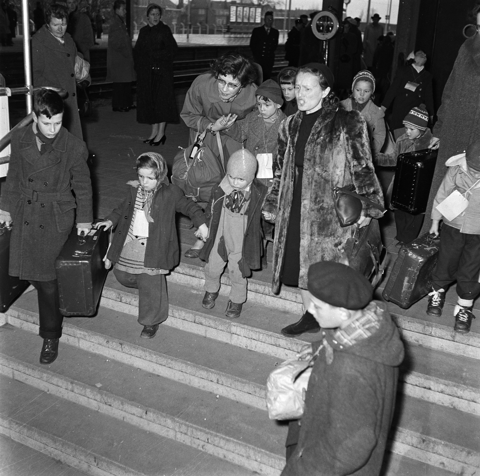 Netherlands, Leiden Centraal vasútállomás, a felvétel 1957. február 5-én, a magyar nenekült gyermekek megérkezésekor készült., 1957, Nationaal Archief, photo aspect ratio: square, kids, suitcase, fur coat, Fortepan #267156