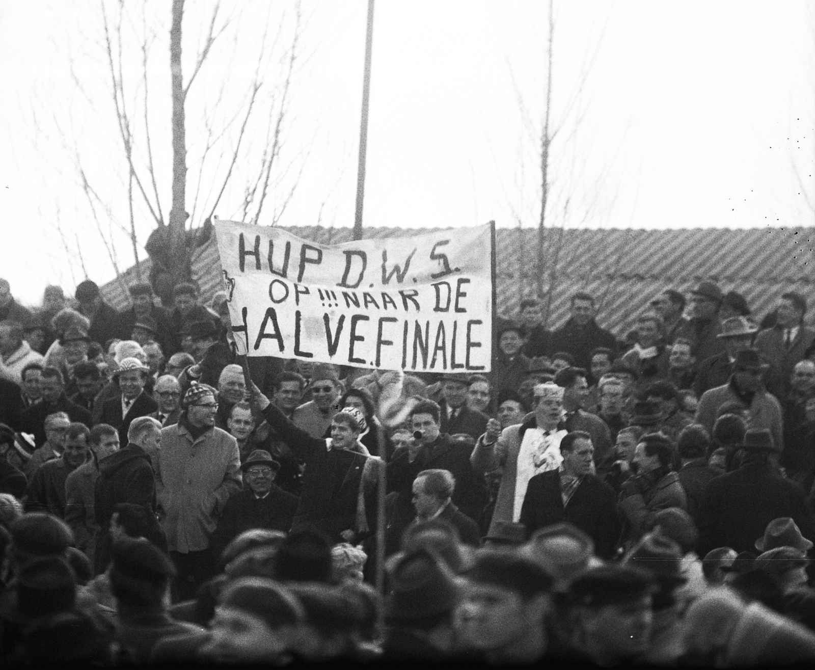 Hungary, Győr, ETO-sporttelep, Györi Vasas ETO - AFC DWS (Amsterdamsche Football Club Door Wilskracht Sterk) labdarúgó bajnokcsapatok Európa Kupája visszavágó mérkőzés, holland szurkolók a lelátón., 1965, Nationaal Archief, banner, fan, Fortepan #267161