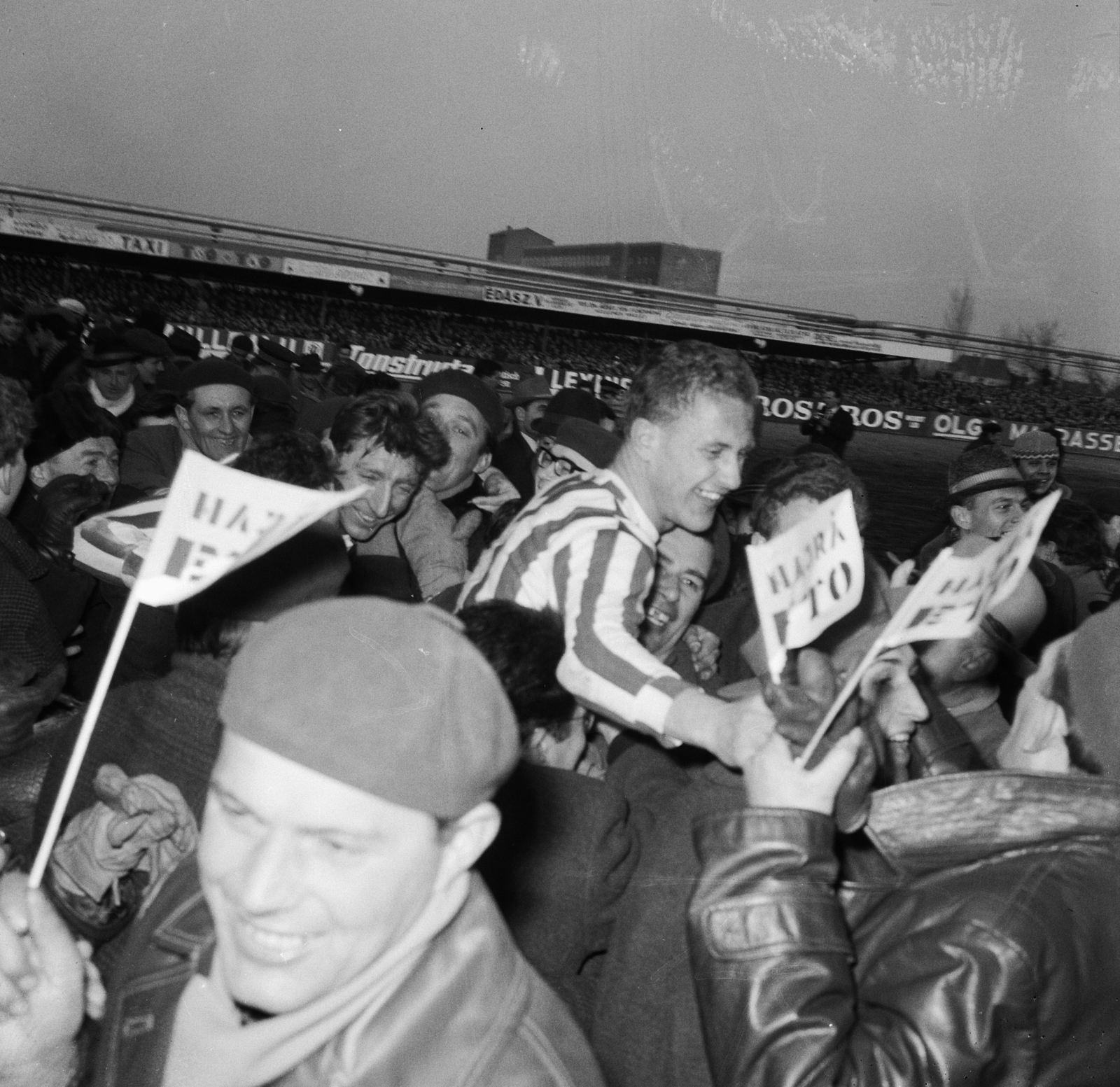 Hungary, Győr, ETO-sporttelep, Györi Vasas ETO - AFC DWS (Amsterdamsche Football Club Door Wilskracht Sterk) labdarúgó bajnokcsapatok Európa Kupája visszavágó mérkőzés, a magyar szurkolók ünneplik a győzelmet., 1965, Nationaal Archief, flag, striped dress, sport jersey, Fortepan #267162