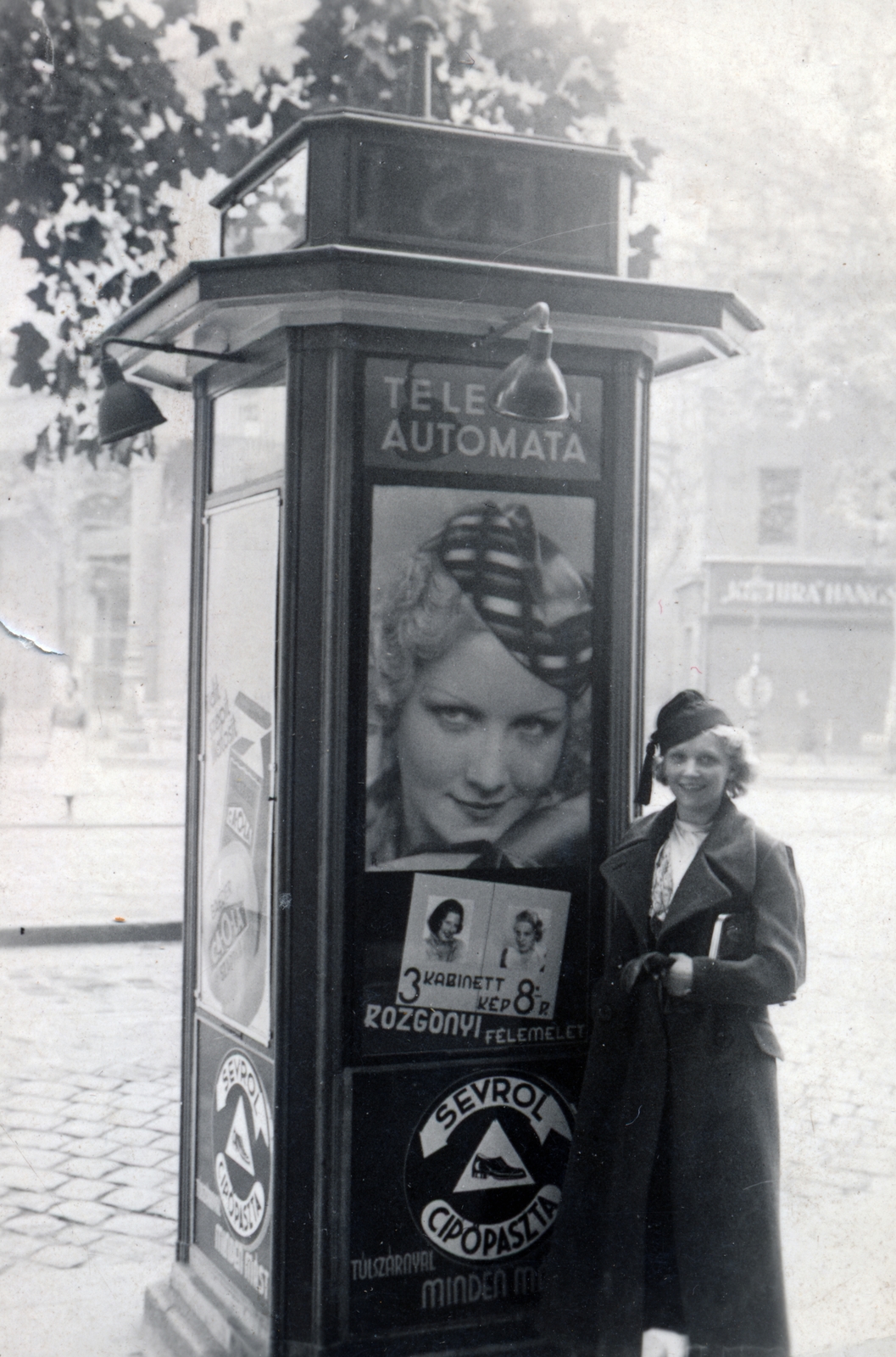 Magyarország, Budapest V., telefonfülke Goll Bea színésznő reklámfotójával, a Kálvin tér 5. számú ház előtt, 1943, Fortepan, reklám, plakát, telefon, hirdetőoszlop, színész, Budapest, Fortepan #26718