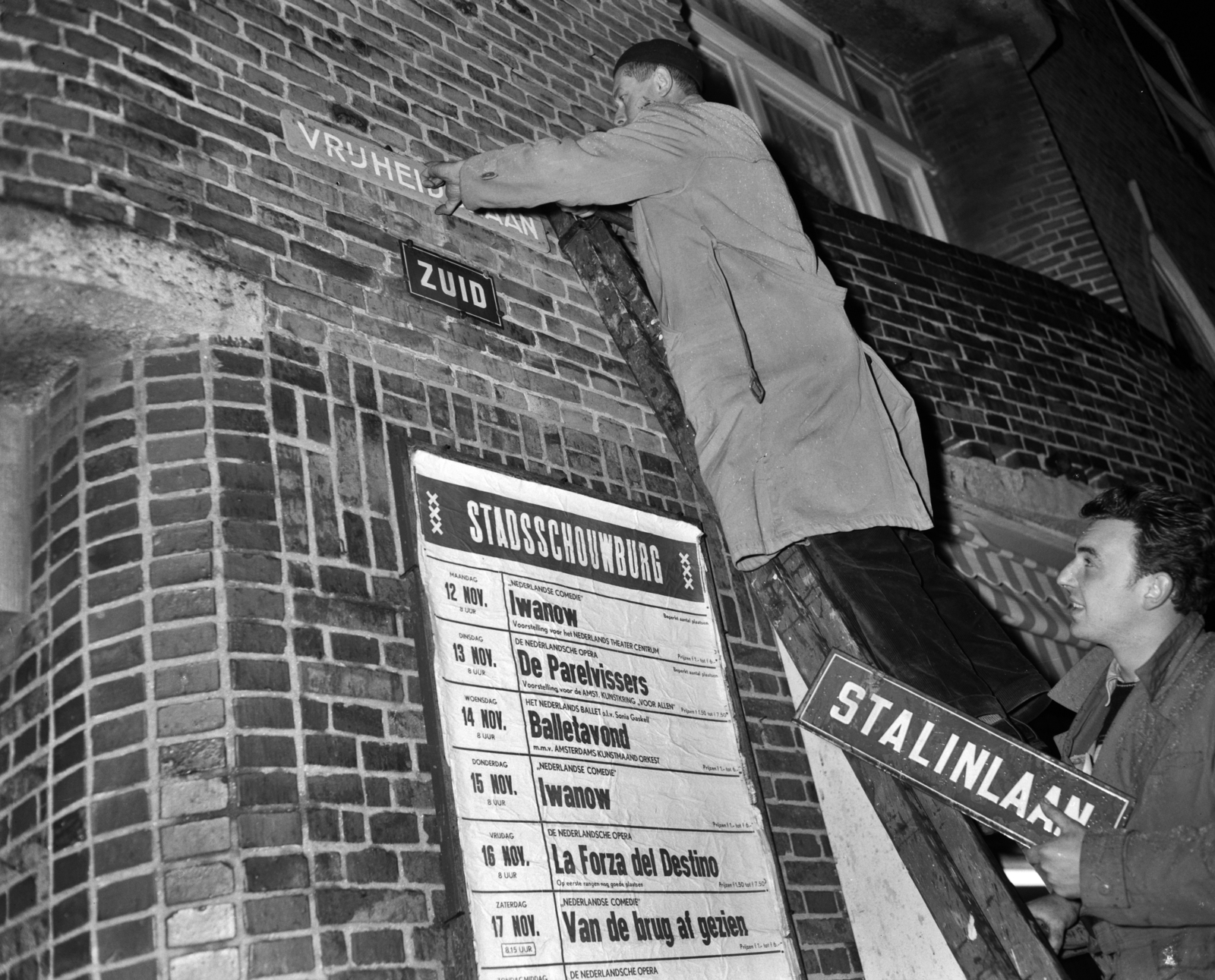 Netherlands, Amsterdam, Zuid városrész, a városgondnokság dolgozói az amszterdami városi tanács határozata alapján, ideiglenesen- "Vrijheidslaan" feliratú utcanévtáblára cseréli m-ben a "Stalinlaan" táblát, 1956. november 14-én., 1956, Nationaal Archief, poster, ladder, solidarity, Dutch sign, Fortepan #267181