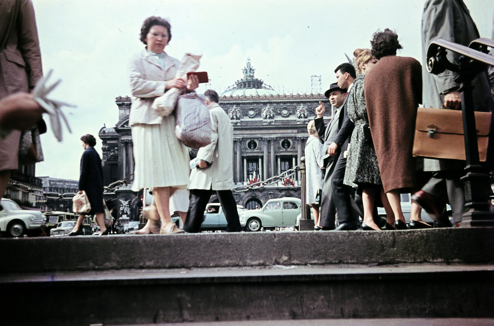 Franciaország, Párizs, Place de l'Opéra, a felvétel a metró lejárójánál készült, a háttérben szemben az Opera (Opera Garnier)., 1961, Ladinek Viktor, színes, Fortepan #267204