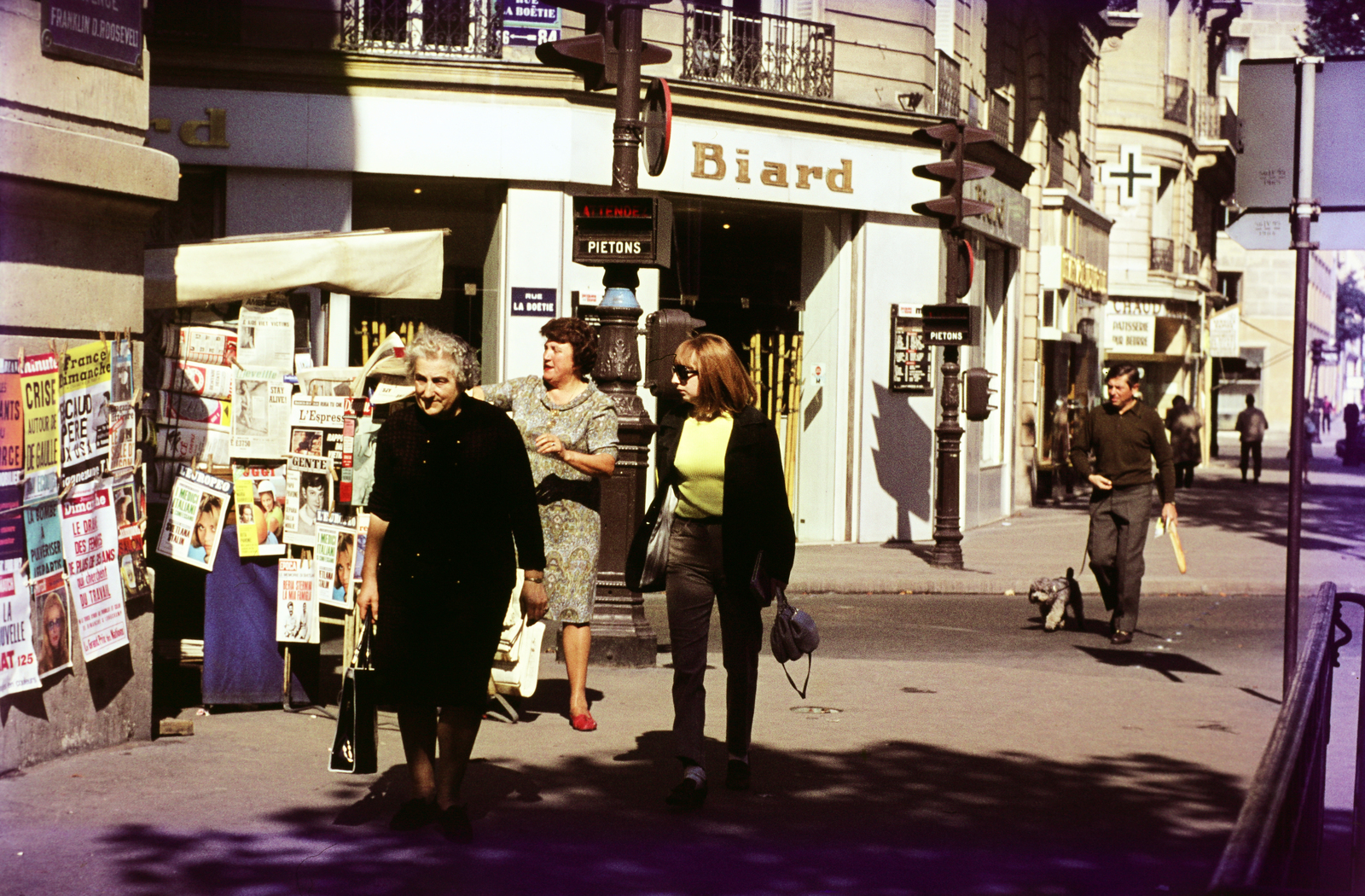 Franciaország, Párizs, Avenue Franklin Delano Roosevelt, balra a Rue la Boétie torkolata., 1967, Ladinek Viktor, újságárus, színes, kutya, Fortepan #267206