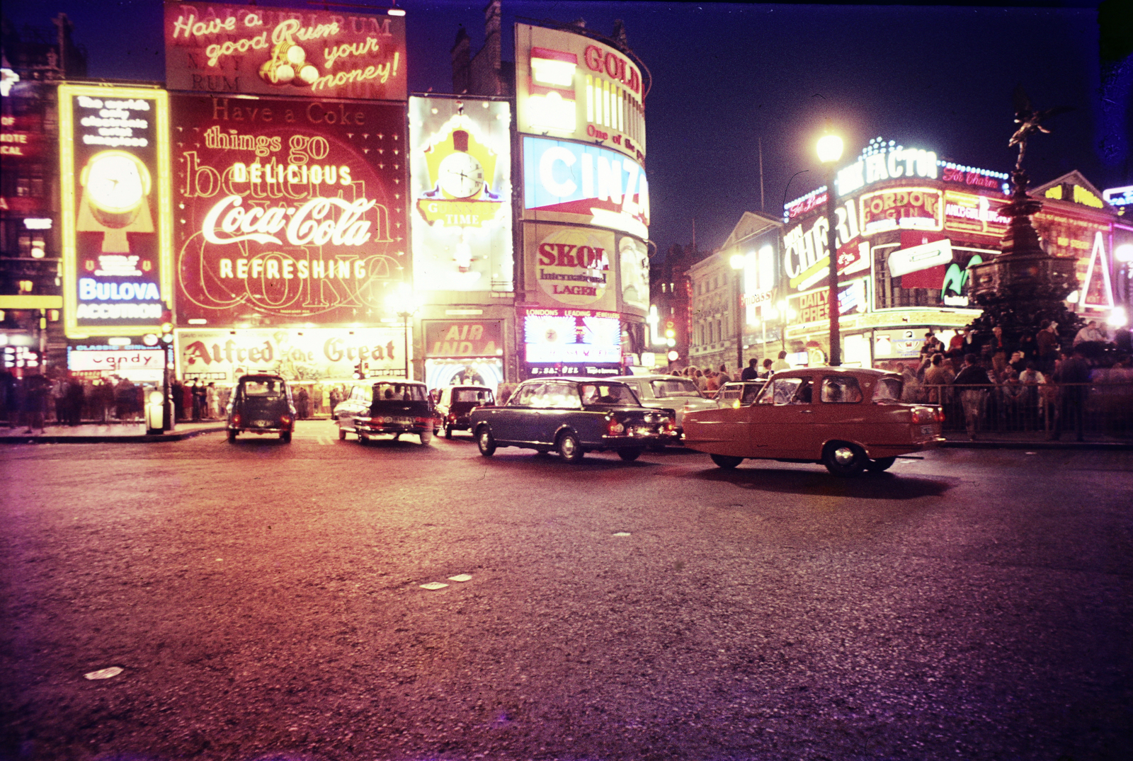 Egyesült Királyság, London, Piccadilly Circus, Shaftesbury Memorial Fountain, háttérben szemben a Shaftesbury Avenue, jobbra a Coventry Street., 1969, Ladinek Viktor, Coca-Cola, neonreklám, éjszaka, színes, Fortepan #267214