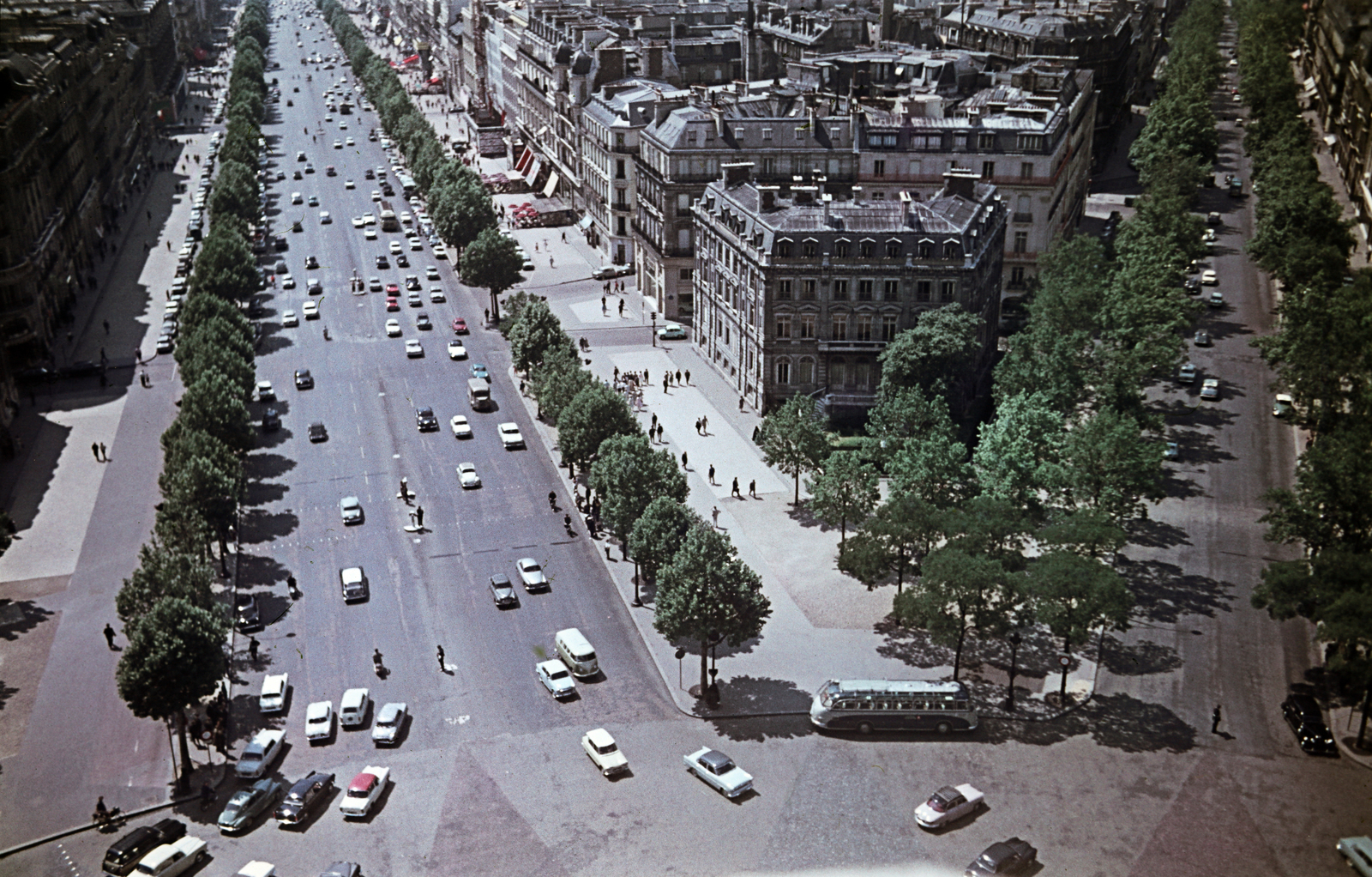 France, Paris, kilátás a Diadalívről, balra az Avenue des Champs-Élysées, jobbra az Avenue Marceau., 1961, Ladinek Viktor, Fortepan #267217