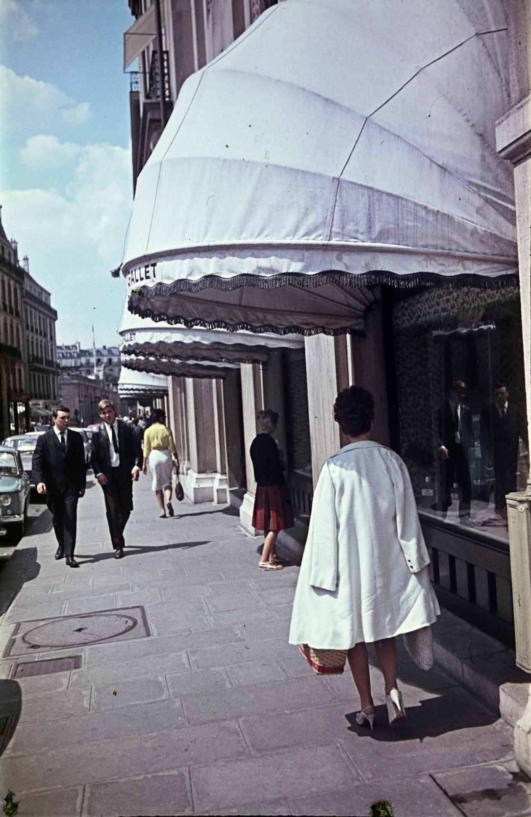 Franciaország, Párizs, Rue du Faubourg Saint-Honoré a Rue d'Aguesseau torkolatától az Élysée-palota felé vezető szakasza., 1961, Ladinek Viktor, napellenző, színes, Fortepan #267218