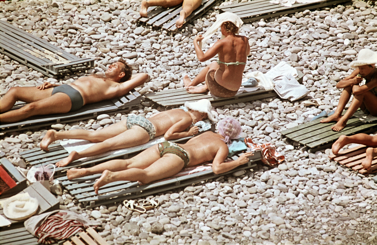 Russia, Szochi, a Riviéra strand., 1961, Ladinek Viktor, sunbathe, Fortepan #267222