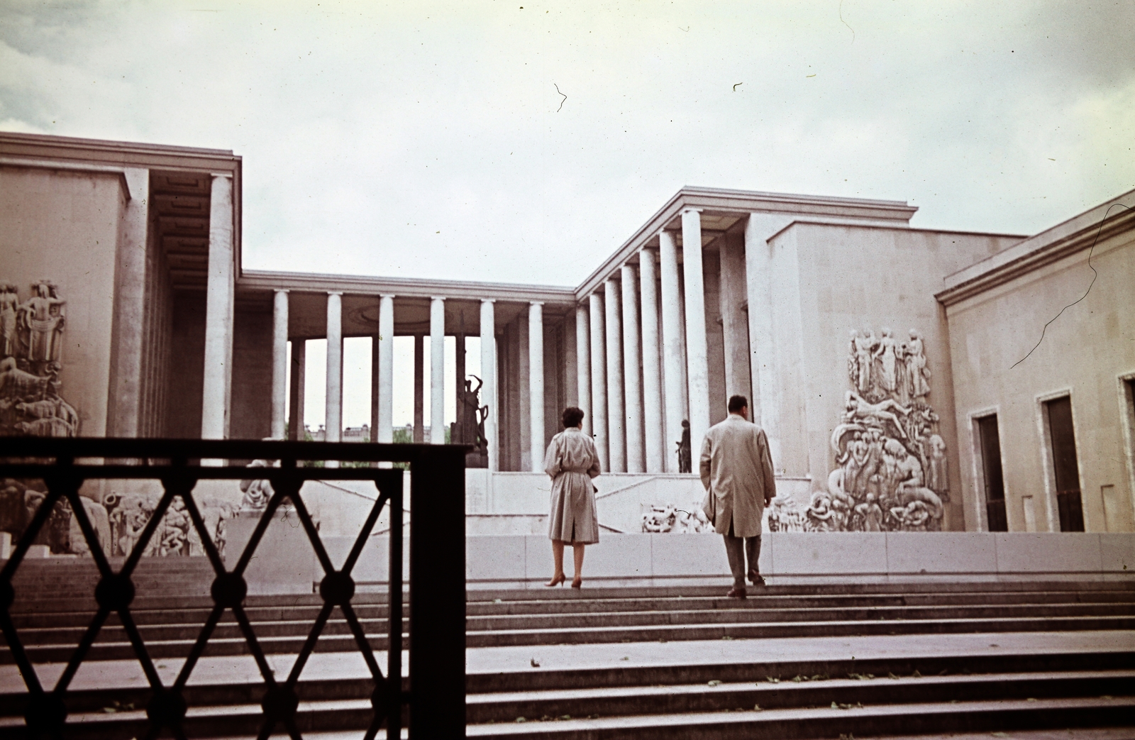 Franciaország, Párizs, Avenue du Président Wilson 13., Palais de Tokyo (eredeti neve Palais des Musées d'art moderne)., 1961, Ladinek Viktor, háttal, Fortepan #267231