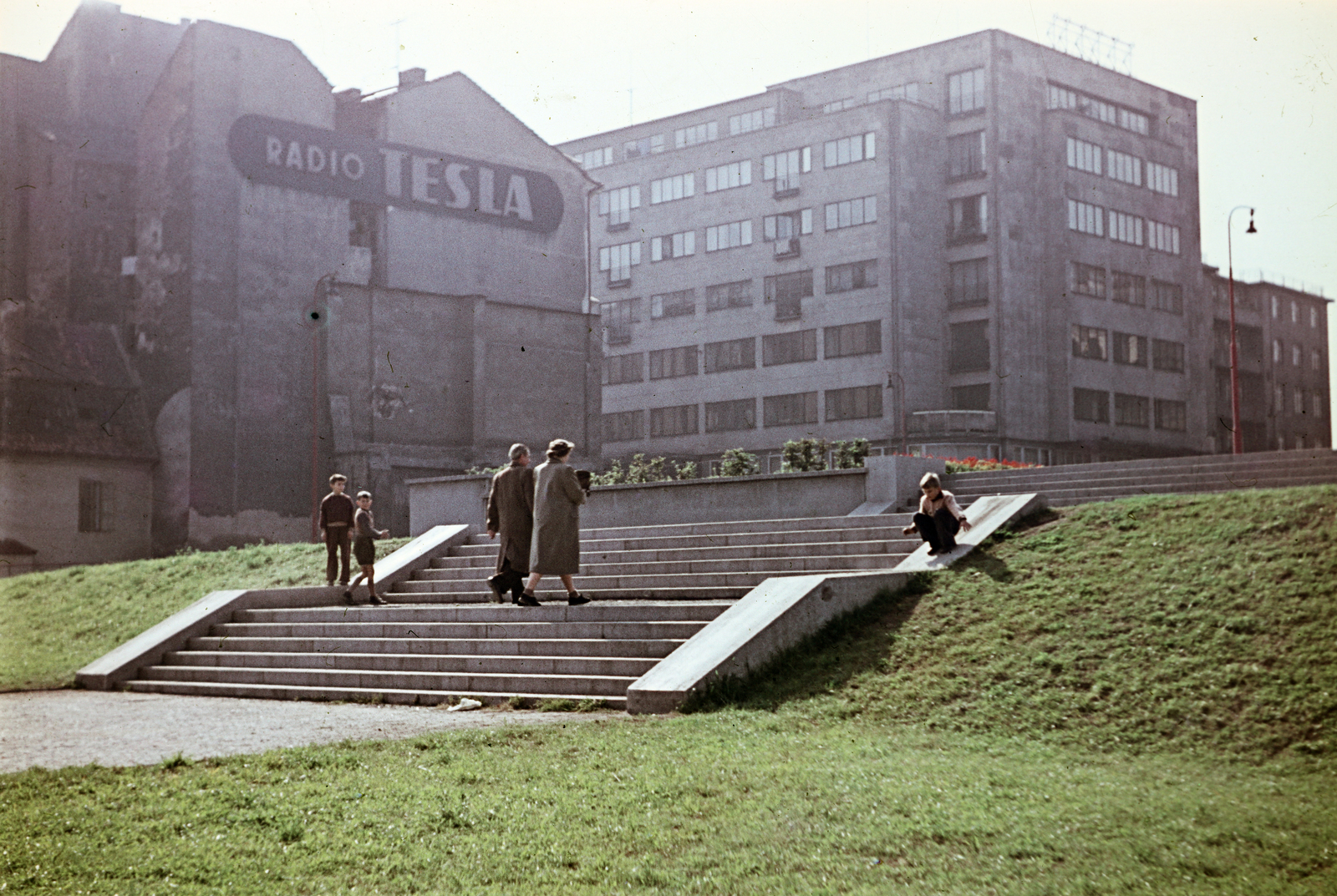 Czech Republik, Prague, a Park Lannova a Nové mlýny ulice felől a Revoluční ulice felé. Balra a Lannova ulice., 1956, Ladinek Viktor, Czechoslovakia, Tesla-brand, firewall, sloping, colorful, stairs, Fortepan #267239