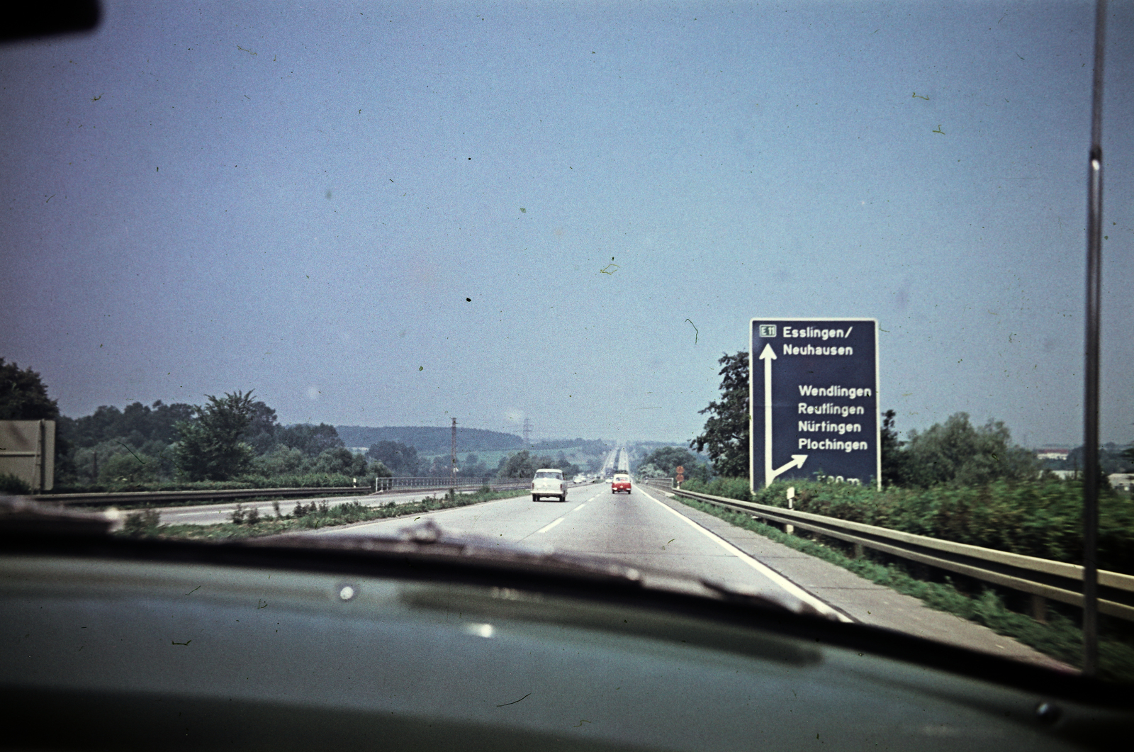 Németország, a Münchenböl Karlsruhéba vezetö Bundesautobahn 8 (A8) Kirchheim unter Teck-West és Wendlingen csomópontok közötti szakasza. Középtájon a Neckar-híd korlátja látható., 1961, Ladinek Viktor, színes, NSZK, Fortepan #267240