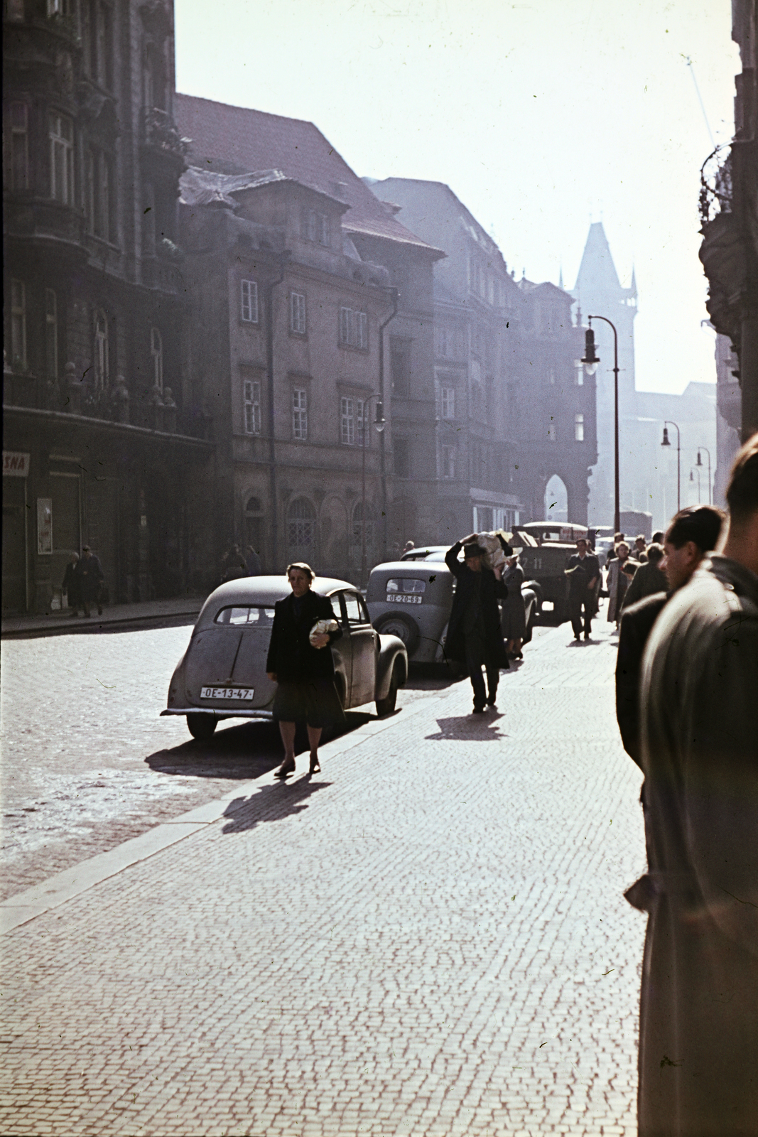Czech Republik, Prague, Dlouhá třída, háttérben az Óváros tér (Staroměstské náměstí) és ott az Óvárosi városháza., 1956, Ladinek Viktor, colorful, Czechoslovakia, Fortepan #267242