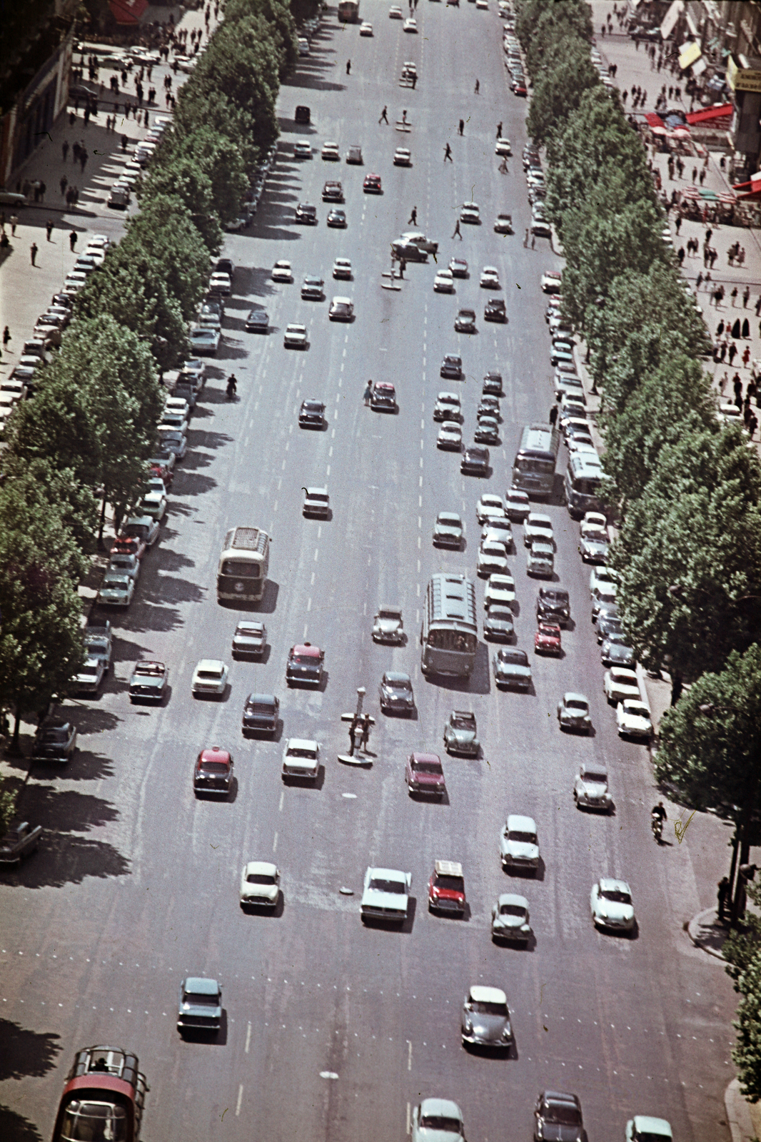 Franciaország, Párizs, kilátás a Diadalívről az Avenue des Champs-Élysées felé., 1961, Ladinek Viktor, forgalom, madártávlat, színes, sugárút, Fortepan #267243