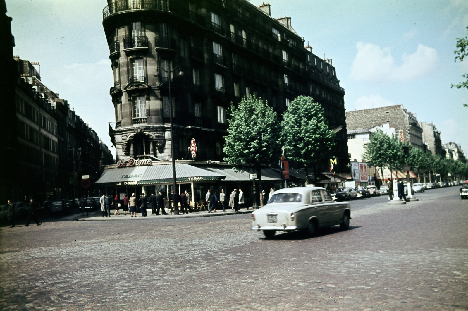 Franciaország, Párizs, Boulevard du Montparnasse, balra szemben a Rue Delambre., 1961, Ladinek Viktor, Fortepan #267245