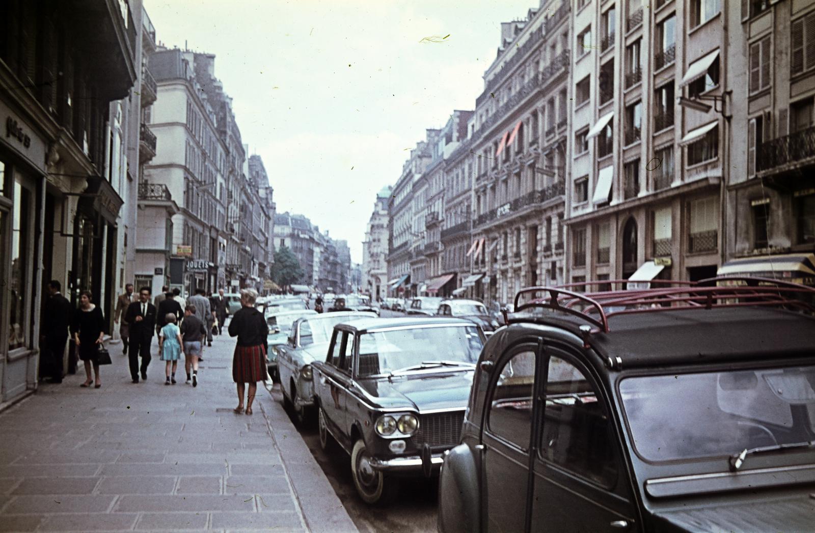 France, Paris, Rue du Faubourg Saint-Honoré a Rue de Penthièvre torkolatától a Rue La Boétie kereszteződés felé nézve. Jobbra a Rue Jean Mermoz és a Rue du Colisée torkolata., 1963, Ladinek Viktor, Fortepan #267248