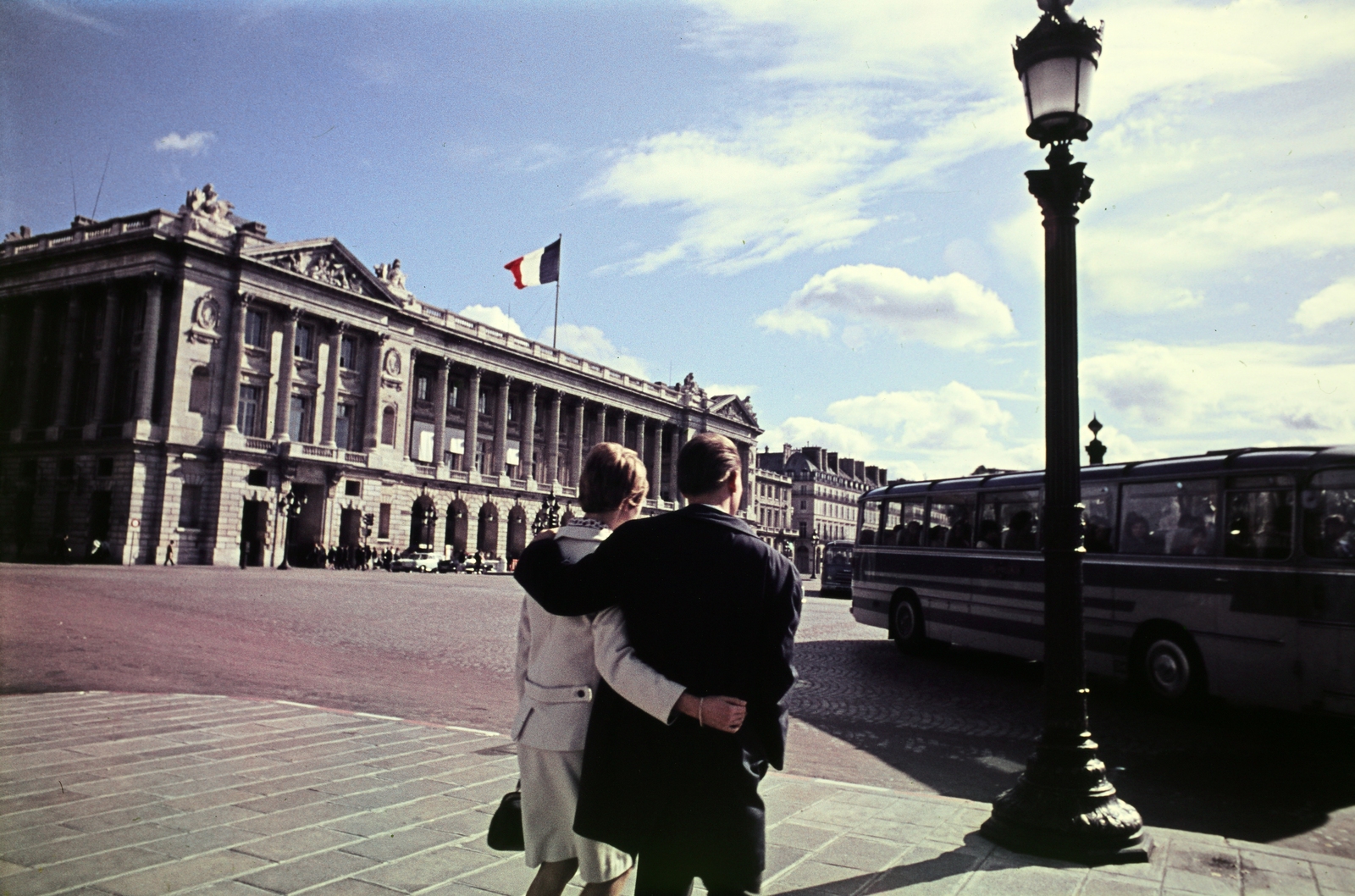 Franciaország, Párizs, Place de la Concorde, távolabb a háttérben a Rue de Rivoli mellett Haditengerészeti Minisztérium (Hôtel de la Marine)., 1961, Ladinek Viktor, háttal, Fortepan #267251