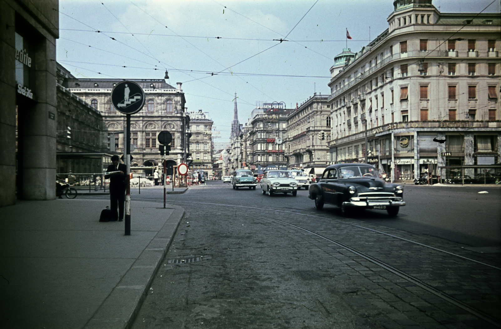 Ausztria, Bécs, Kärntner Strasse az Opernring felől nézve, balra az Opera, háttérben a Stephansdom / Szent István-székesegyház tornya., 1961, Ladinek Viktor, színes, Fortepan #267253