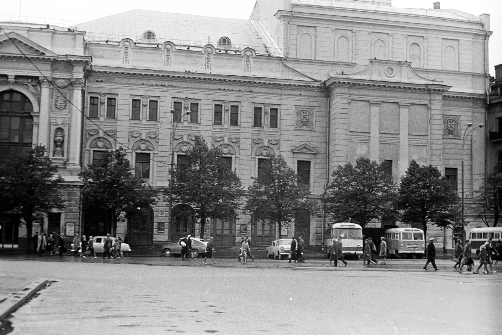 Russia, Moscow, Színház (Szverdlov) tér, szemben a Központi Gyermekszínház (később Orosz Akadémiai Ifjúsági Színház)., 1969, Ladinek Viktor, Soviet Union, public building, Fortepan #267254