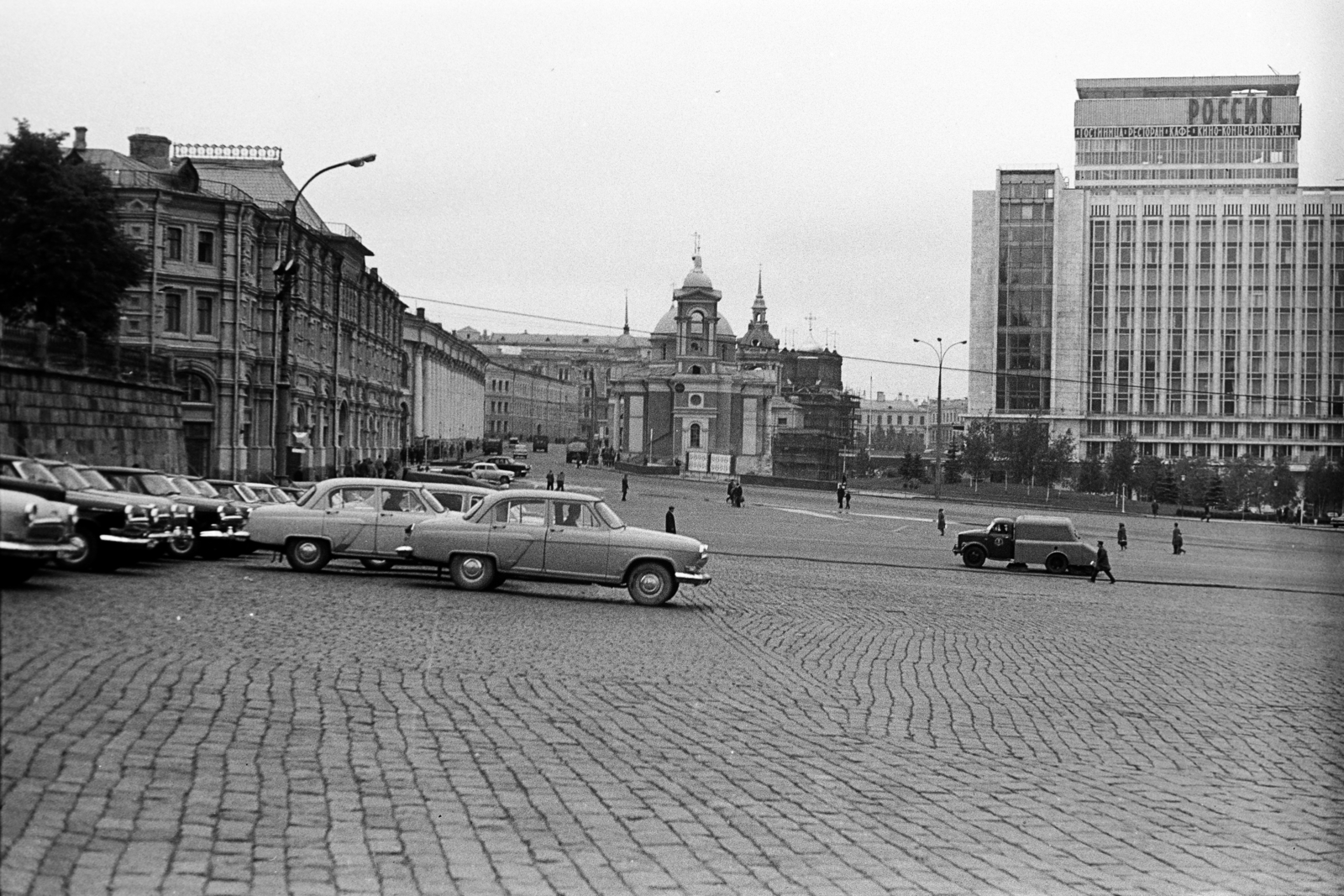 Russia, Moscow, Vörös tér, szemben a Szent Borbála-templom, jobbra a Rosszija szálló., 1969, Ladinek Viktor, Soviet Union, Fortepan #267256