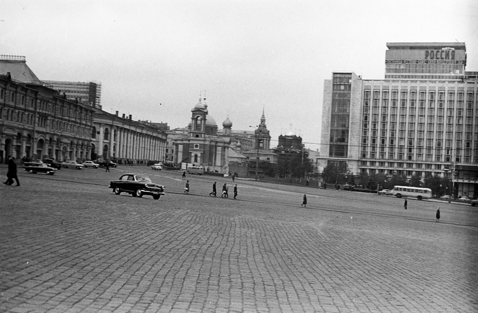 Oroszország, Moszkva, Vörös tér, szemben a Szent Borbála-templom, jobbra a Rosszija szálló., 1969, Ladinek Viktor, Szovjetunió, cirill írás, modern építészet, Fortepan #267257