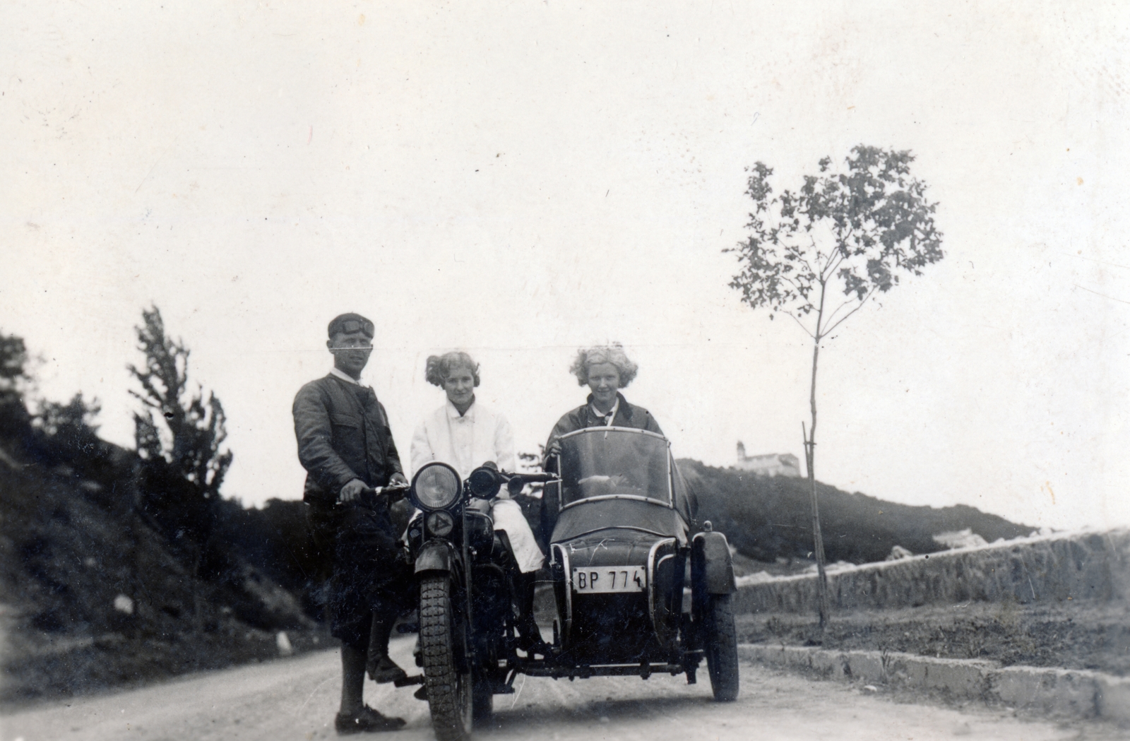 Magyarország,Balaton, Tihany, Bencés Apátság a parti útról Tihanyrév felől. AJS oldalkocsis motorkerékpár., 1935, Fortepan, brit gyártmány, AJS-márka, motorkerékpár, sofőr, oldalkocsis motorkerékpár, kolostor, bencés rend, Fortepan #26726