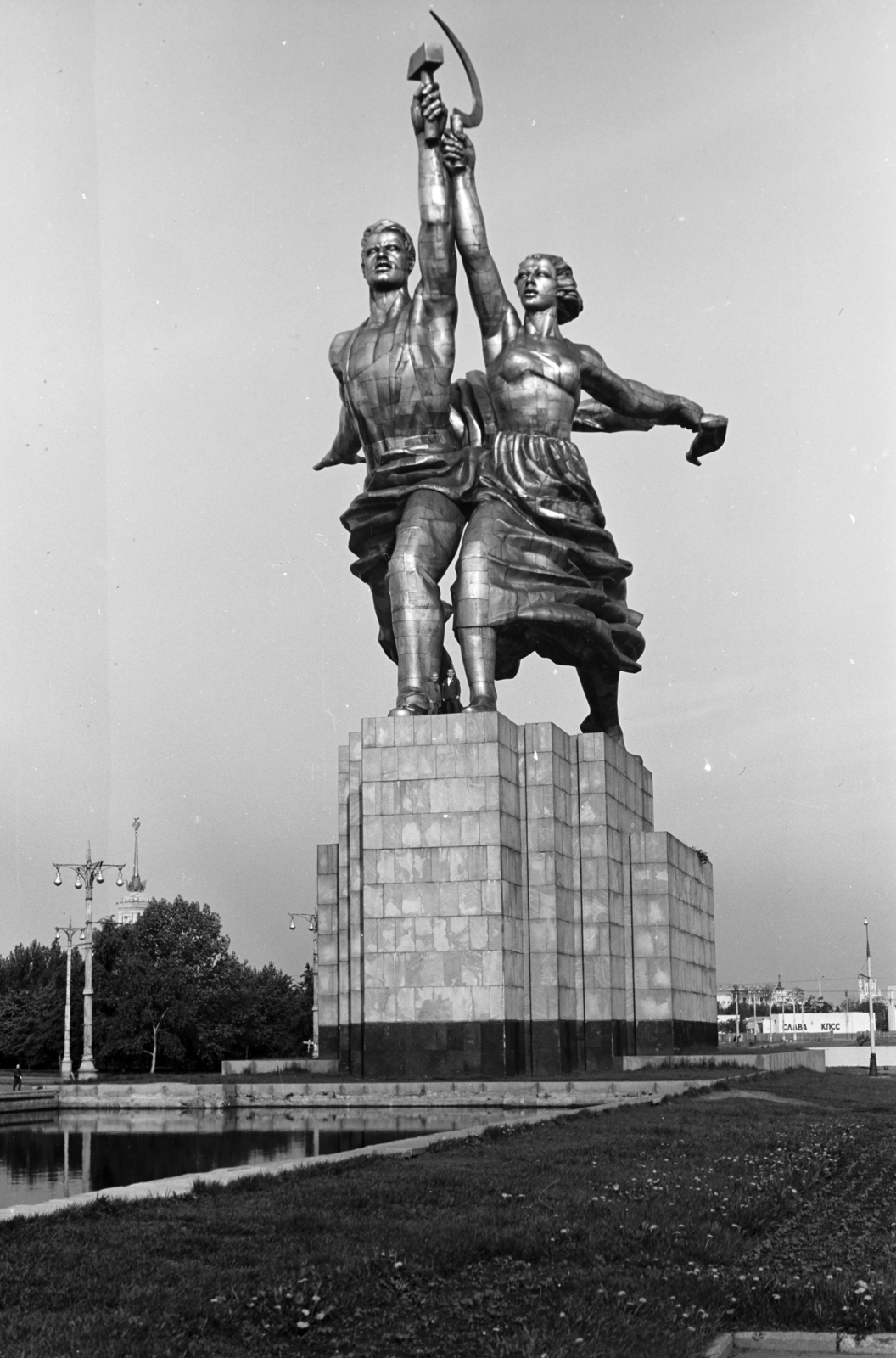 Oroszország, Moszkva, proszpekt Mira, a Munkás és Kolhozparasztnő című szobor (Vera Muhina, 1937.) a Népgazdaság Eredményeinek Kiállítása (később Összoroszországi Kiállítási Központ) főbejárata közelében., 1969, Ladinek Viktor, Szovjetunió, szocreál, sarló és kalapács, Fortepan #267264