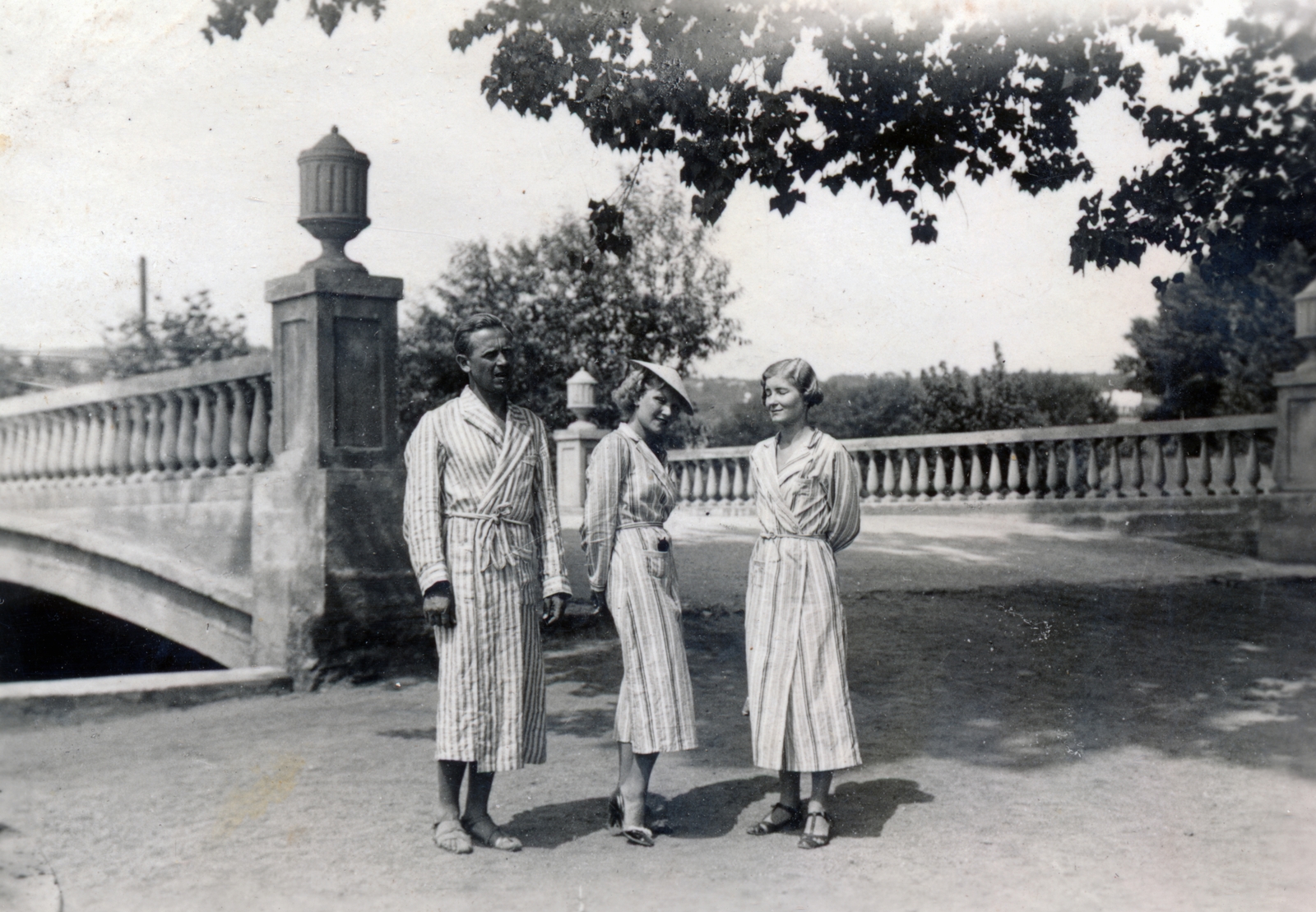Hungary, Balatonalmádi, Sóhajok Hídja., 1935, Fortepan, bathrobe, hands behind the back, Fortepan #26727