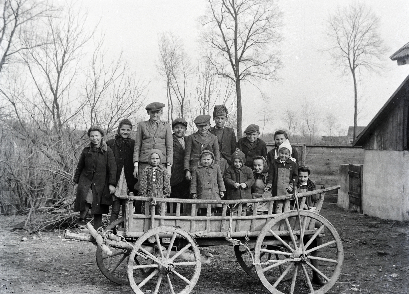 1953, Ladinek Viktor, Best of, csoportkép, szekér, paraszt, gyerekek, lovaskocsi, Fortepan #267270