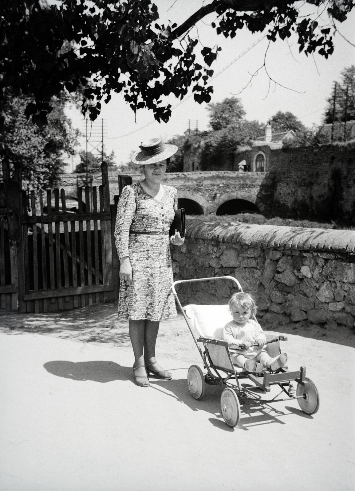 Hungary, Tata, Váralja utca, háttérben a várárok, az árok híd és a kapubejáró a várba., 1940, Ladinek Viktor, hat, fashion, baby carriage, Fortepan #267273