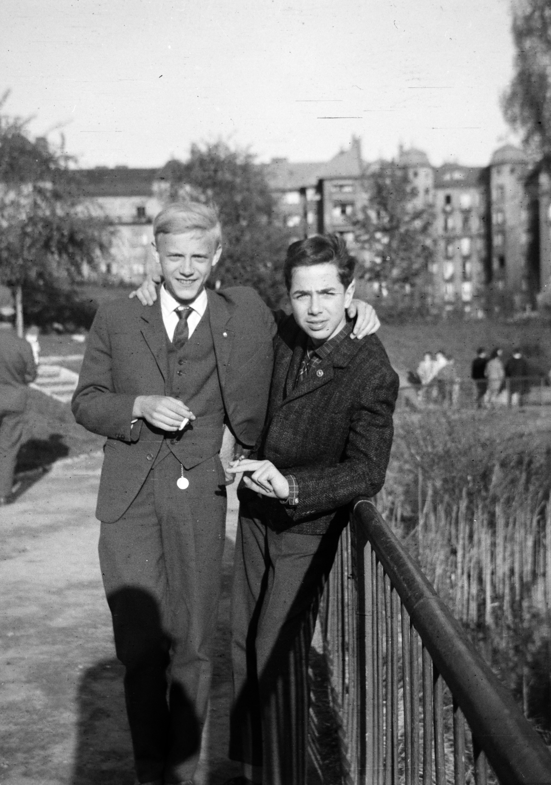Magyarország, Budapest XI., a felvétel a Feneketlen-tónál készült, háttérben a Fadrusz utca házai., 1961, Ladinek Viktor, barátság, Budapest, Fortepan #267275