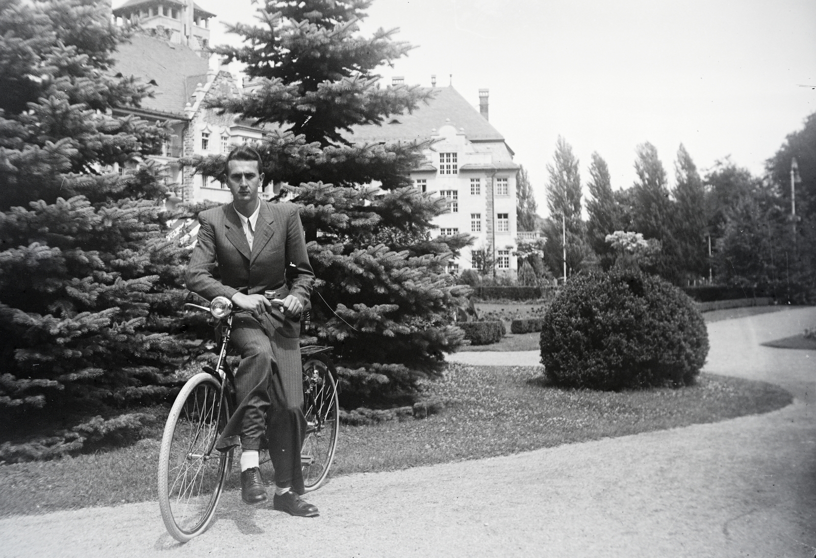 Hungary, Miskolc, a felvétel a Palotaszálló parkjában készült., 1935, Ladinek Viktor, bicycle, portrait, Fortepan #267282