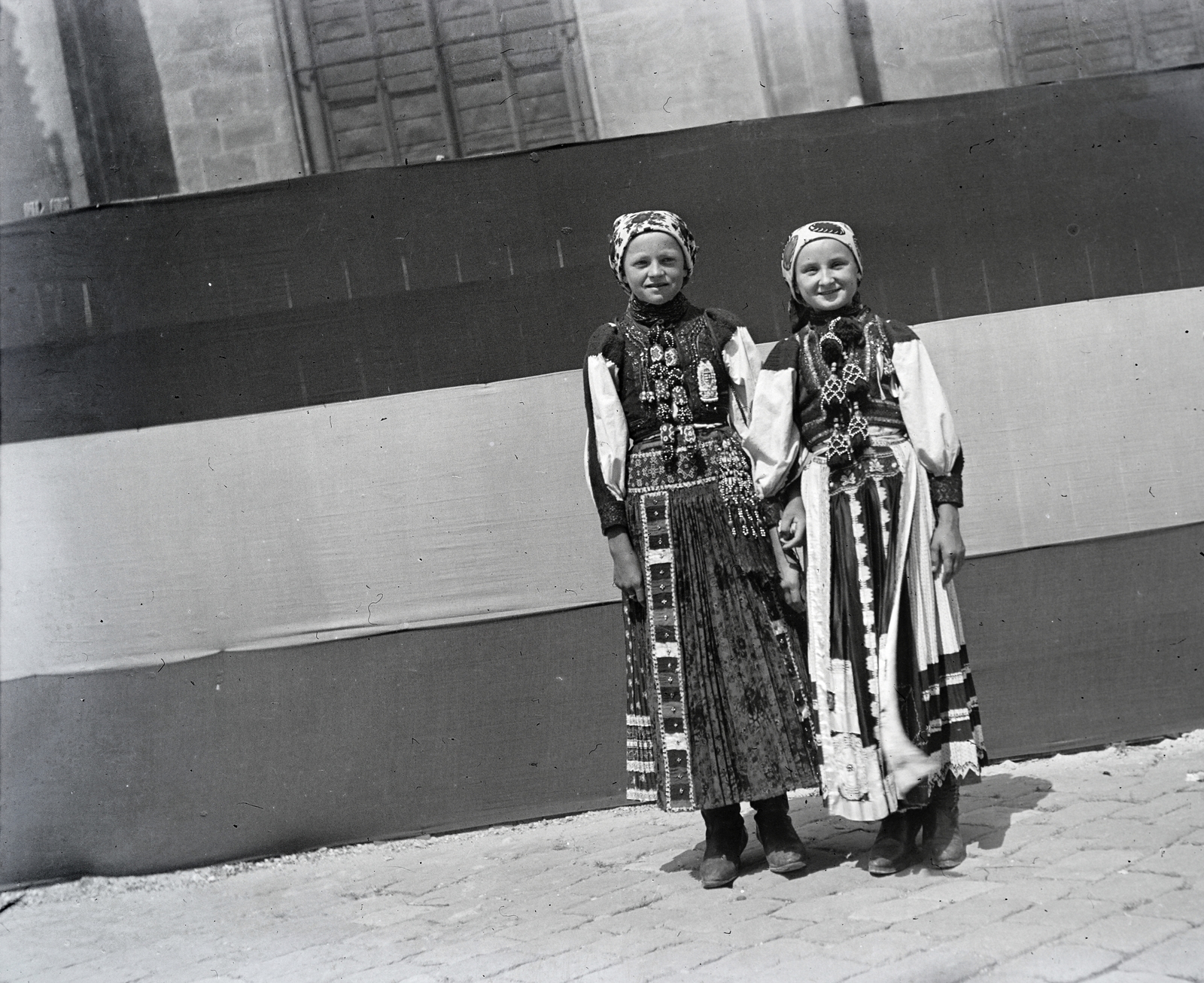 Hungary, Budapest I., úrnapi körmenet részvevői. A felvétel a Szentháromság tér közelében készült., 1939, Ladinek Viktor, Best of, folk costume, portrait, Budapest, Fortepan #267294