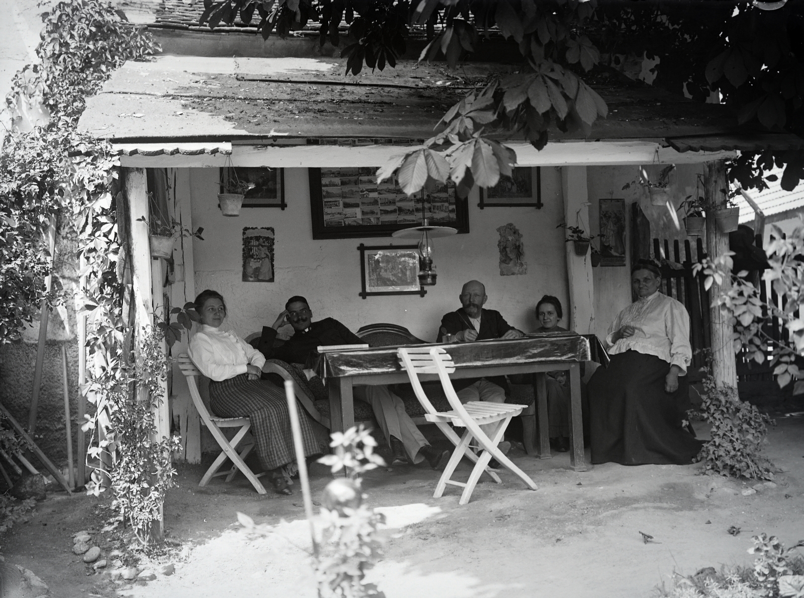 1914, Ladinek Viktor, yard, family, summer, garden furniture, petrol lamp, shadow, porch, holiday, writing, picture frame, chestnut tree, bourgeoisie, Fortepan #267301