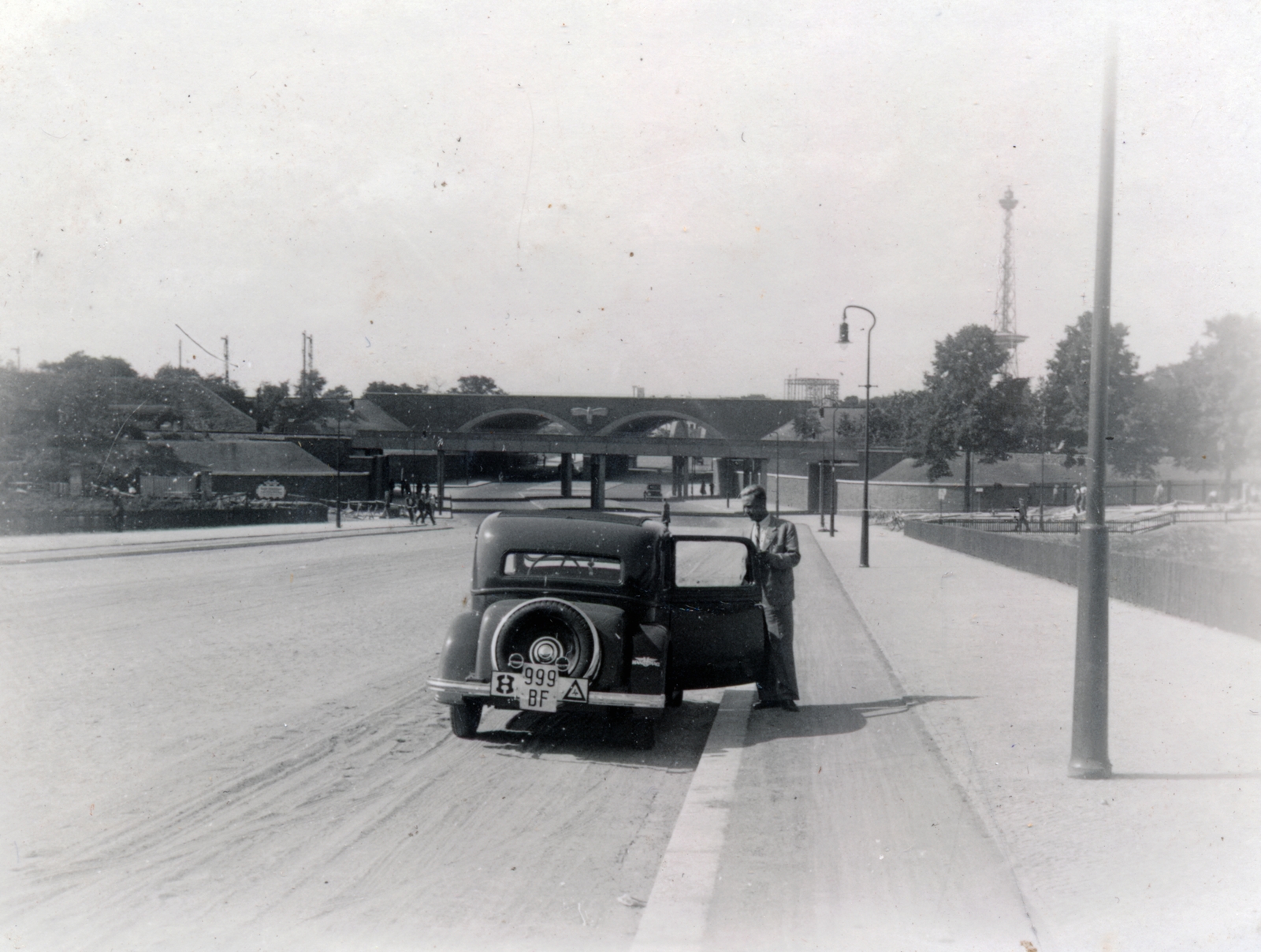 Germany, Berlin, Charlottenburg, Halenseestrasse. Jobbra a Funkturm látszik. Hanomag Rekord személygépkocsi., 1938, Fortepan, German brand, number plate, Hanomag-brand, country code sign, Fortepan #26731