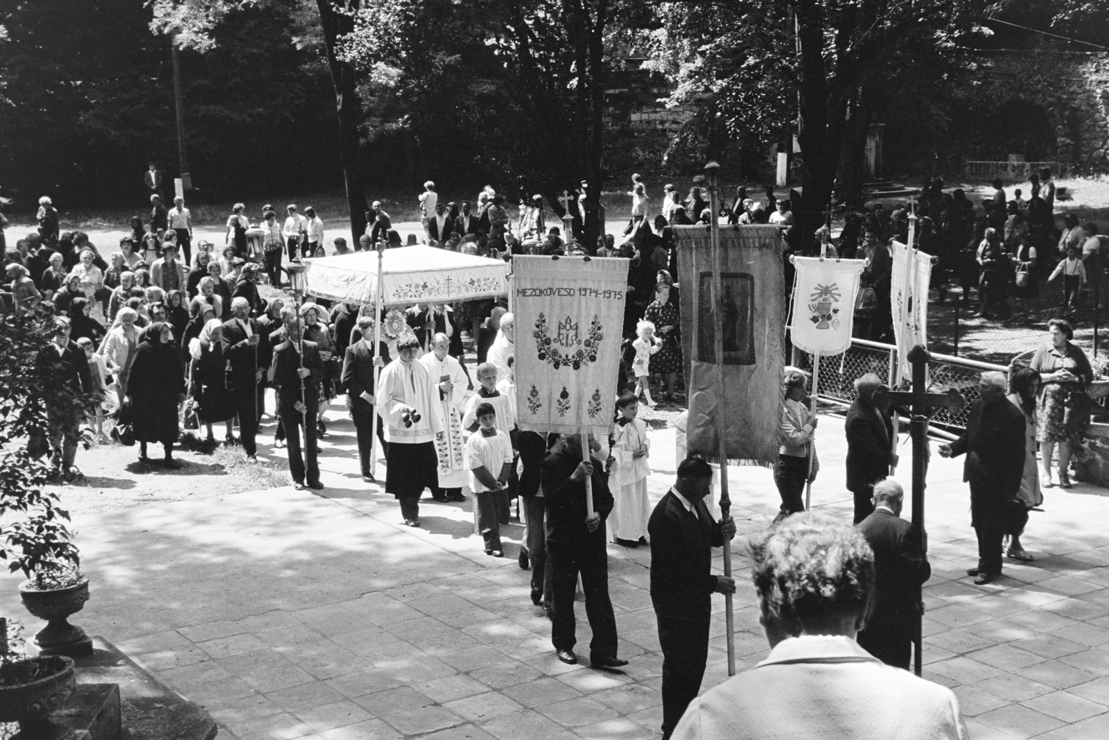 Magyarország, Mátraverebély-Szentkút, a felvétel a Lourdes-i barlang előtt készült, jobbra a fák takarásában a szent kút., 1974, Szentkuthy Ibolya, körmenet, Fortepan #267316