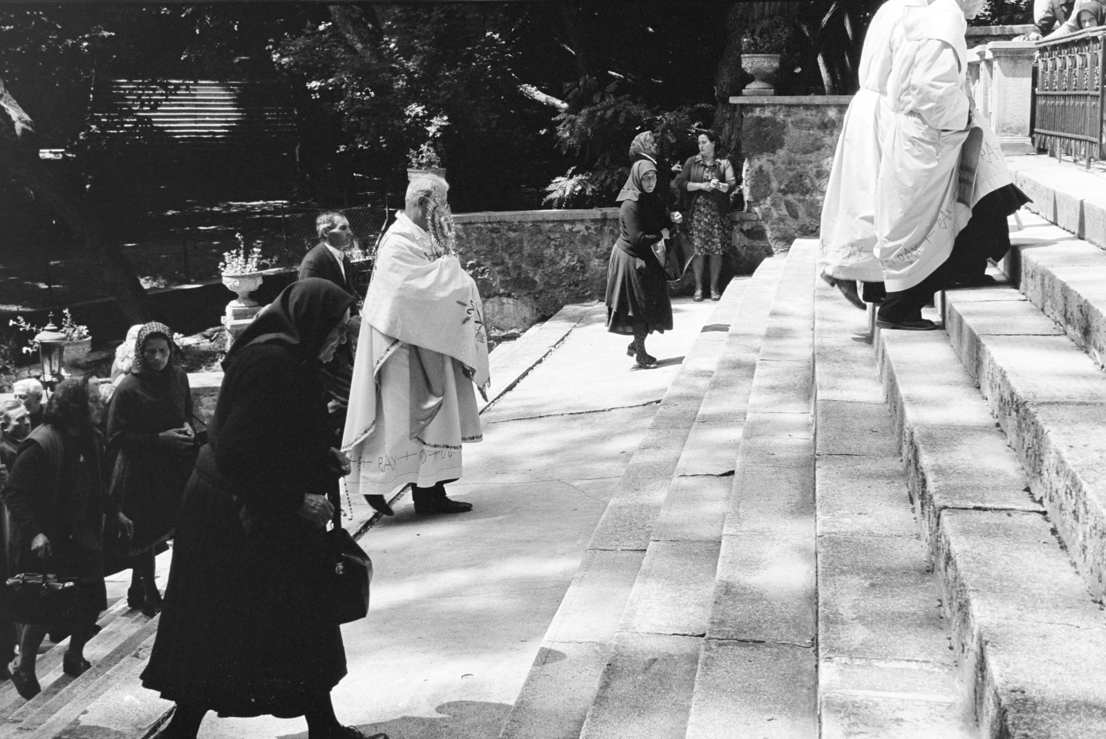 Magyarország, Mátraverebély-Szentkút, a felvétel a Lourdes-i barlang előtt készült.., 1974, Szentkuthy Ibolya, körmenet, Fortepan #267317