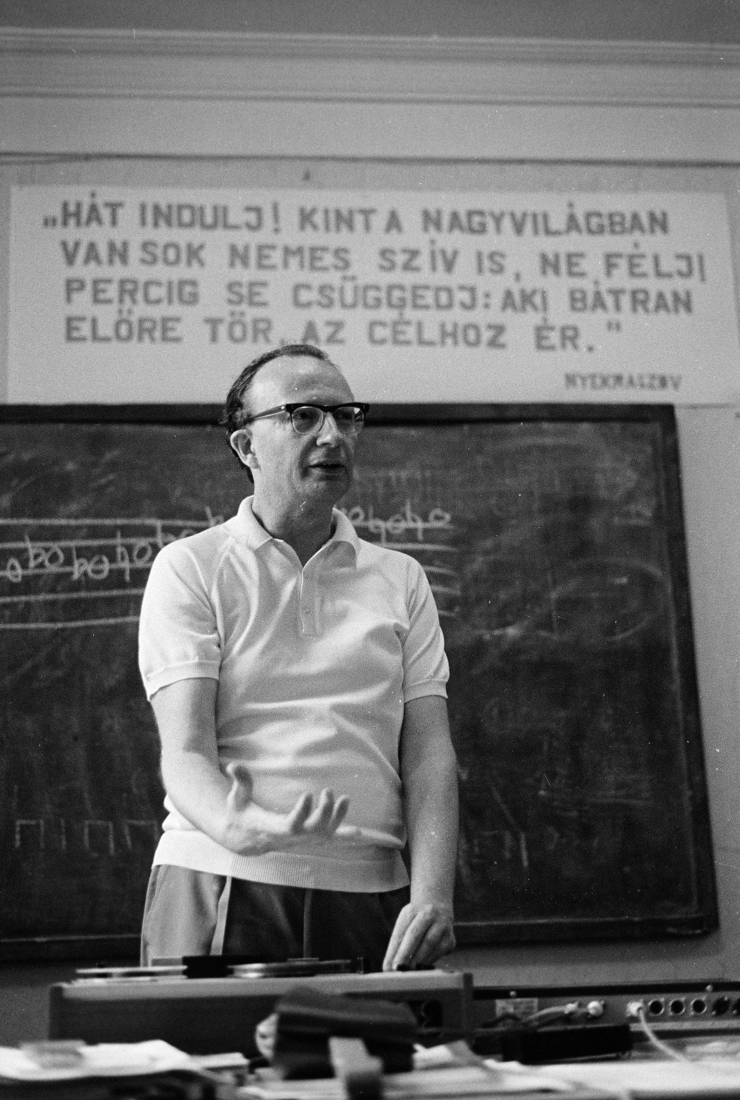 Hungary, Földes Imre zenetudós, zeneelmélet, szolfézs és zenetörténet óráján Sztravinszkij Tavaszi áldozat cmű művéről tart előadást., 1971, Szentkuthy Ibolya, label, sheet music, gesture, board, portrait, teacher, blackboard, Fortepan #267333