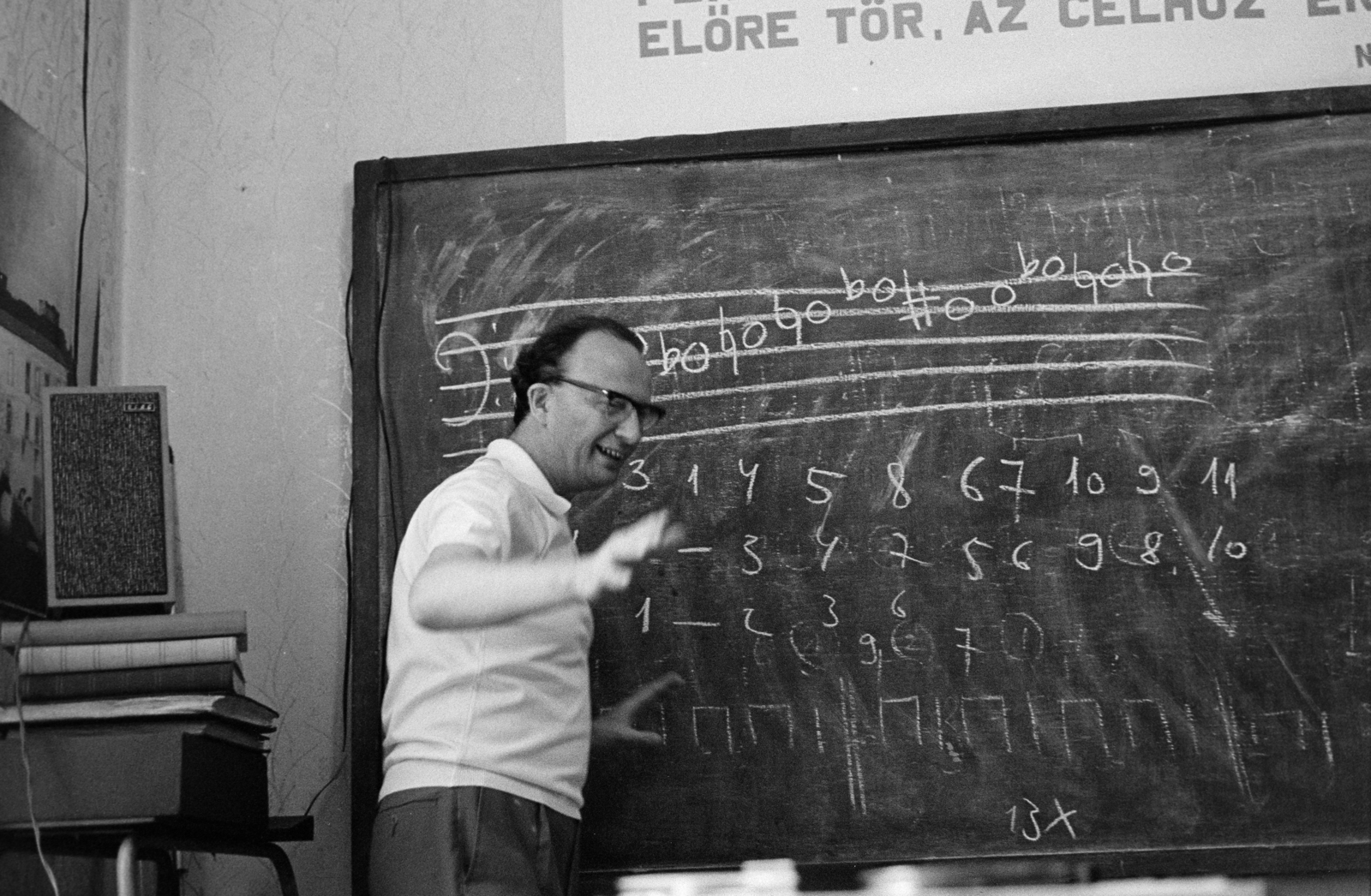Hungary, Földes Imre zenetudós, zeneelmélet, szolfézs és zenetörténet óráján Sztravinszkij Tavaszi áldozat cmű művéről tart előadást., 1971, Szentkuthy Ibolya, sheet music, board, portrait, teacher, blackboard, Fortepan #267334