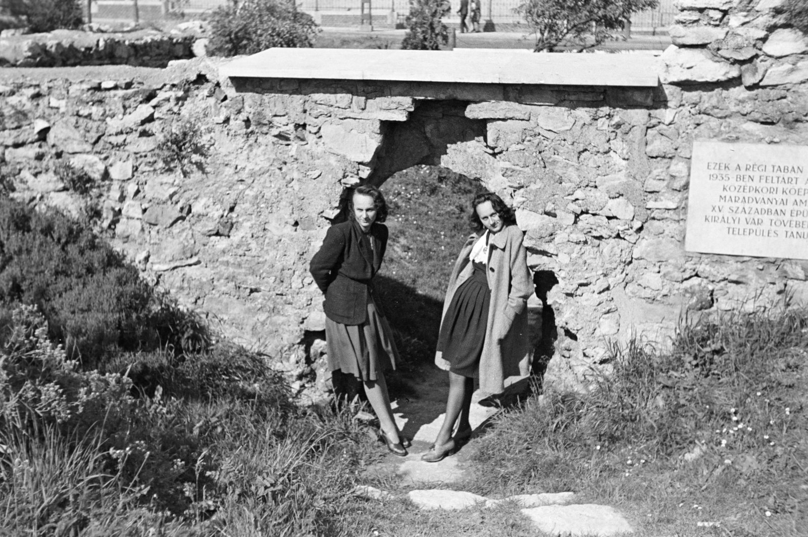Hungary, Tabán, Budapest I., a felvétel az 1934-35. évi ásatások alkalmával felszínre került romoknál, a Szarvas (Szebeny Antal) térnél készült., 1943, Szentkuthy Ibolya, Budapest, portrait, Fortepan #267342