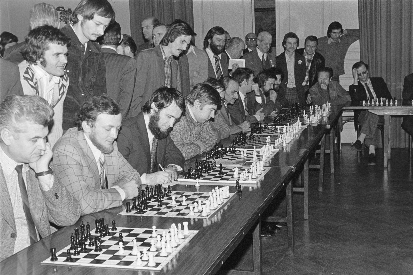 Hungary, Portisch Lajos sakkozó, nemzetközi nagymester, olimpiai bajnok részvételével tartott szimultán sakkverseny résztvevői., 1979, Szentkuthy Ibolya, chess, Fortepan #267376