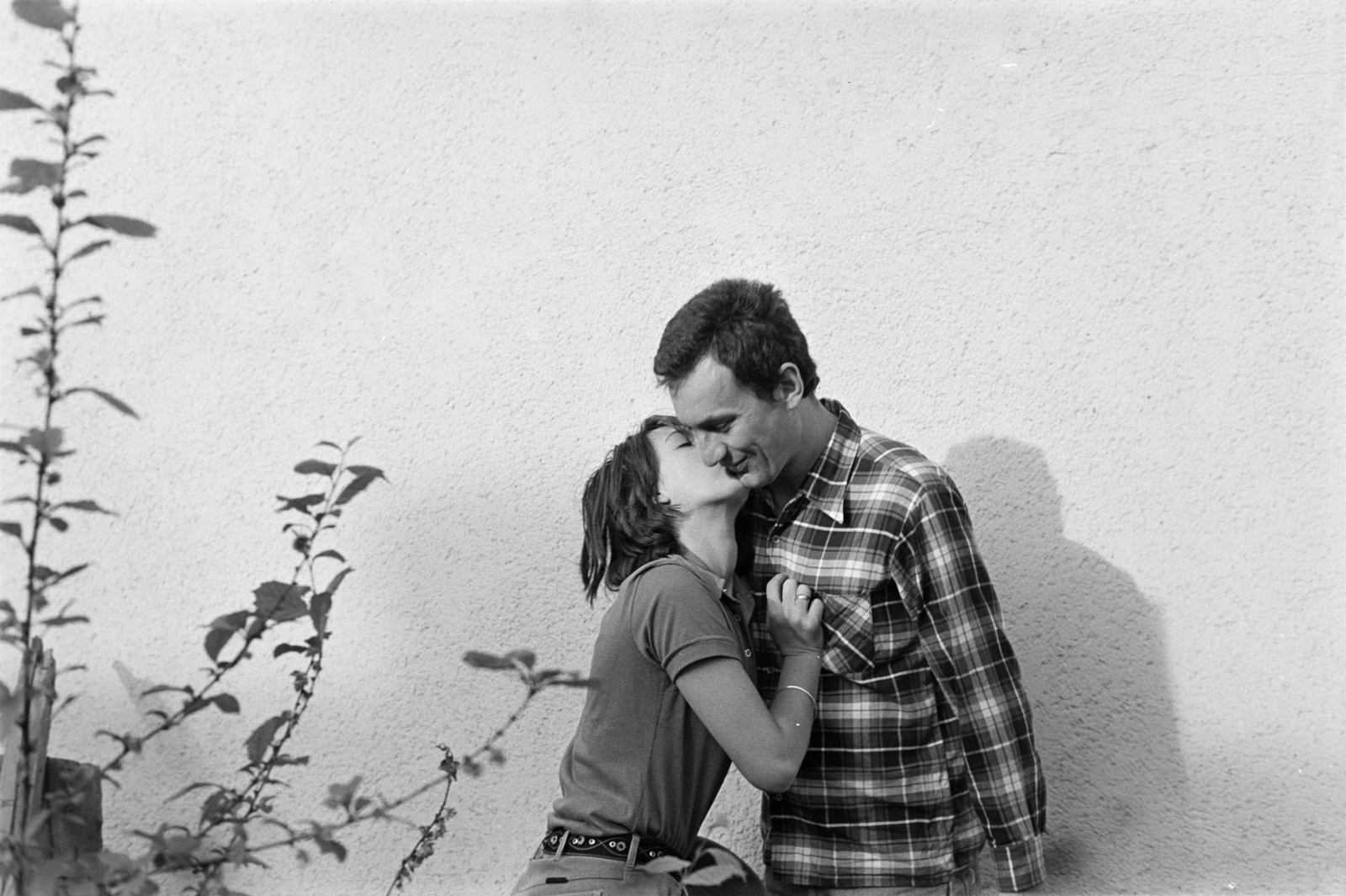 1975, Szentkuthy Ibolya, Best of, plaid shirt, man and woman, kissing, Fortepan #267385