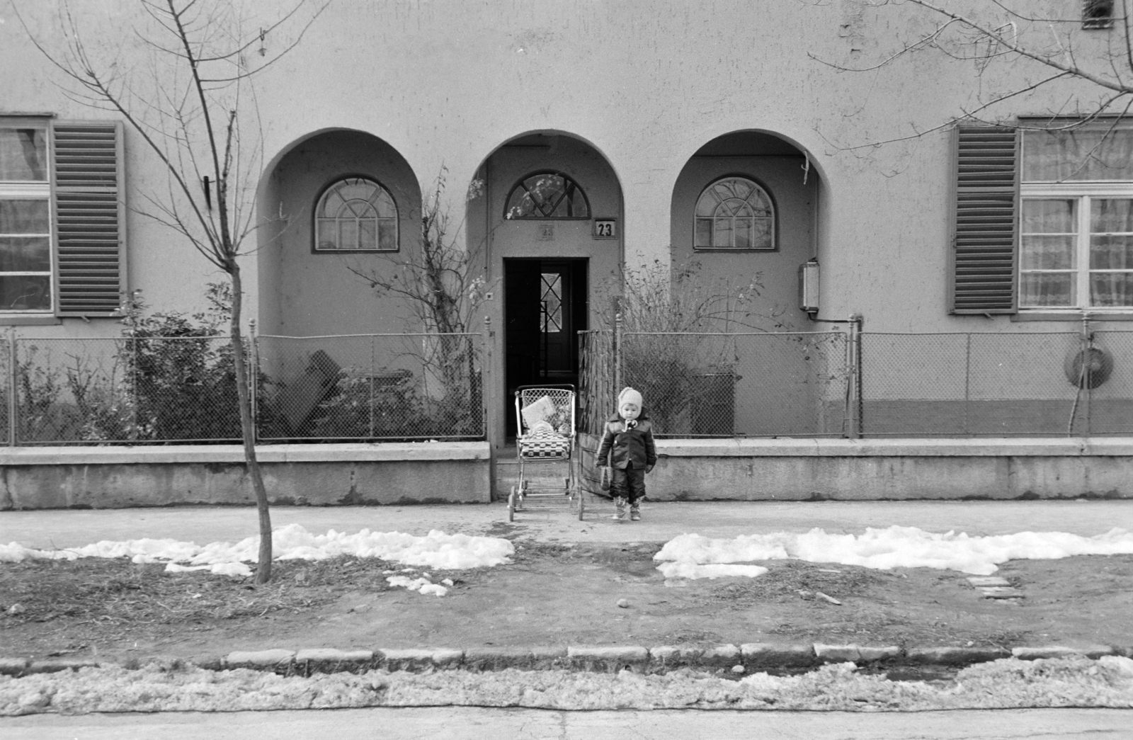 Magyarország, Budapest XI., a felvétel a Karcag utca 23. számú ház előtt készült., 1981, Szentkuthy Ibolya, Budapest, Fortepan #267389