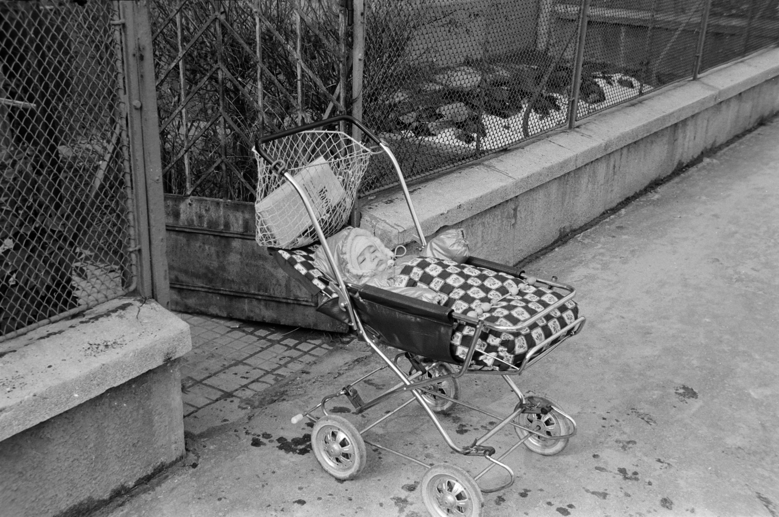 Hungary, Budapest XI., a felvétel a Karcag utca 23. számú ház előtt készült., 1981, Szentkuthy Ibolya, Budapest, baby carriage, Fortepan #267390