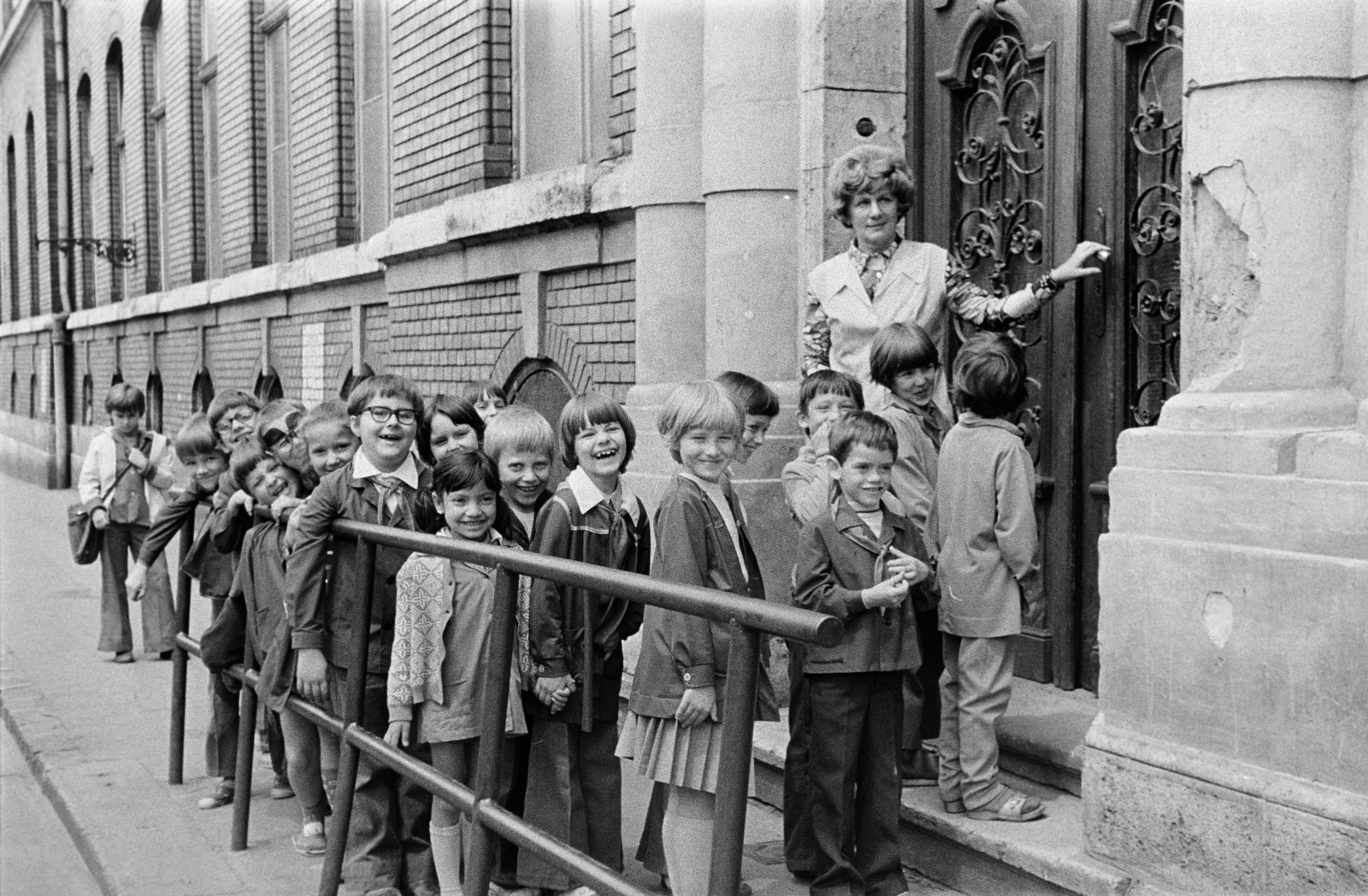 Hungary, Budapest IX., a Telepy utca 17. szám alatti Általános Iskola (később Ferencvárosi Sport Általános Iskola és Gimnázium) Tűzoltó utcai kapuja., 1980, Szentkuthy Ibolya, Budapest, Fortepan #267396