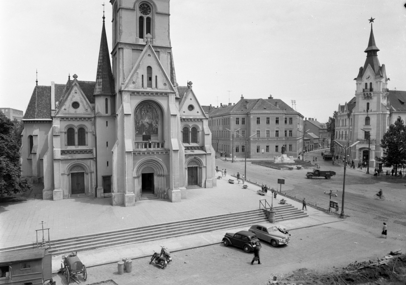 Magyarország, Kaposvár, Kossuth tér, Nagyboldogasszony-templom (később székesegyház). A Kossuth szobortól jobbra a Városi Tanács (később Városháza) tornyos épülete., 1962, UVATERV, templom, forgalom, teherautó, utcakép, katolikus, automobil, neoromán építészet, Tandor Ottó-terv, FSO Warszawa, Fortepan #2674