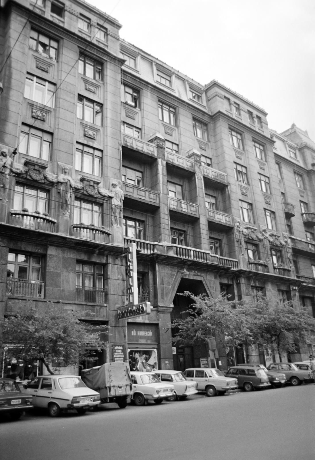 Magyarország, Budapest VII., Dohány utca, szemben az 1/a számú ház a Károly (Tanács) körút sarkán., 1980, Szentkuthy Ibolya, rendszám, Trabant 601, Budapest, Fortepan #267410