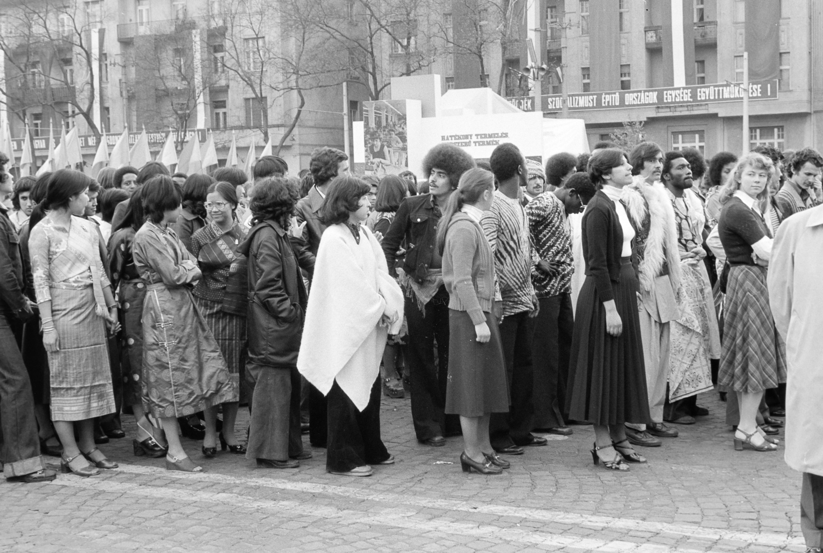 Magyarország, Budapest XIV., Ötvenhatosok tere (Felvonulási tér), május 1-i felvonulás. Hazánkban tanuló külföldi diákok., 1978, Szentkuthy Ibolya, Budapest, Fortepan #267422