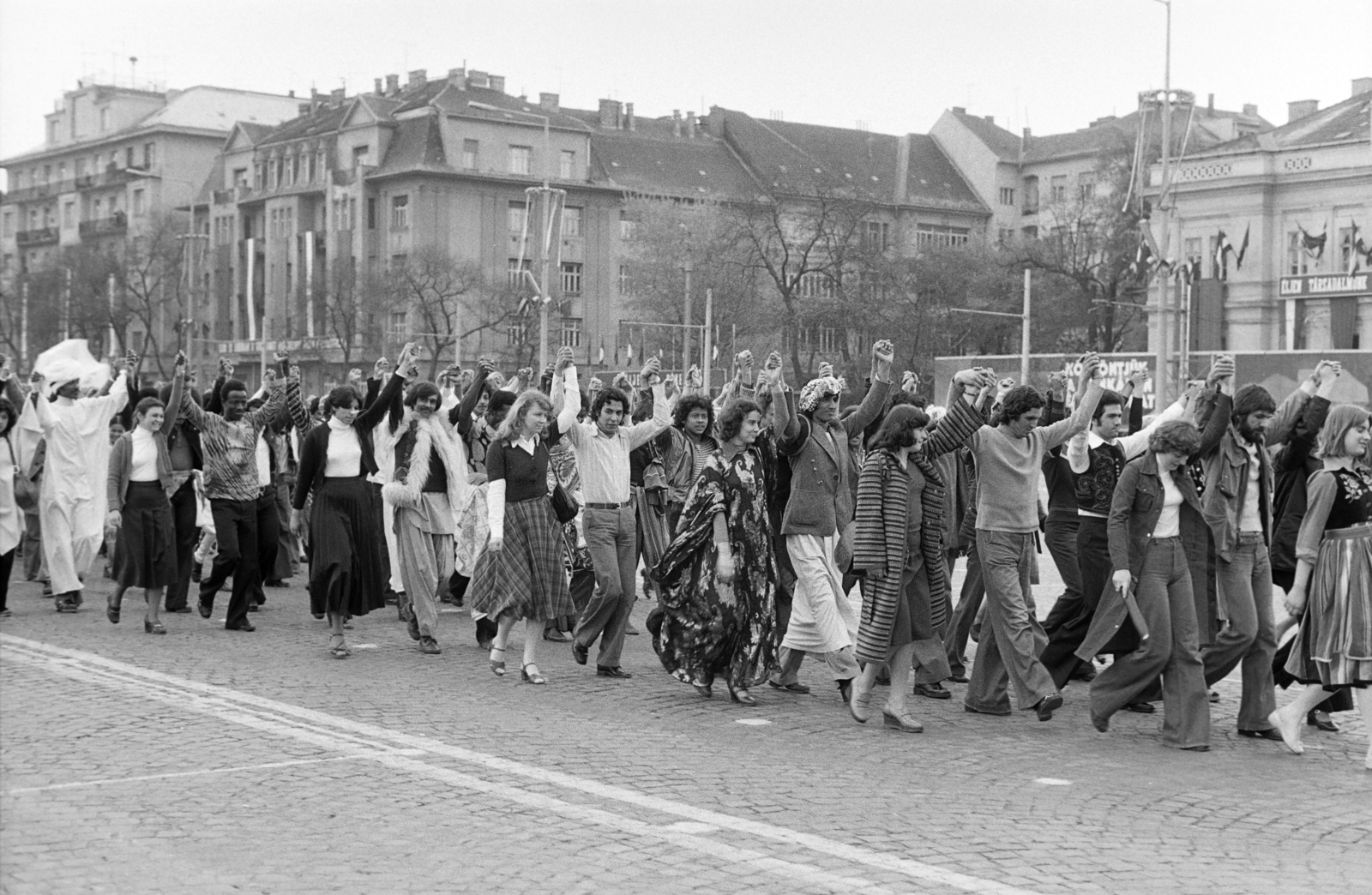 Magyarország, Budapest XIV., Ötvenhatosok tere (Felvonulási tér), május 1-i felvonulás. Hazánkban tanuló külföldi diákok., 1978, Szentkuthy Ibolya, Budapest, Fortepan #267424