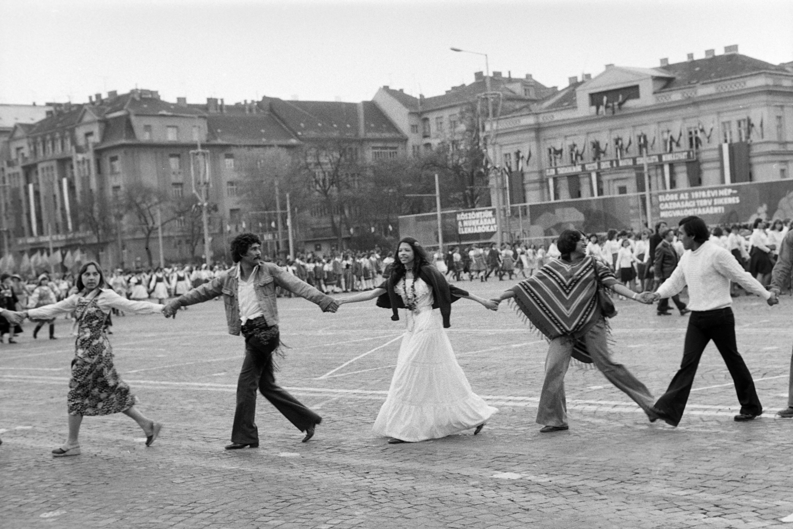 Hungary, Budapest XIV., Ötvenhatosok tere (Felvonulási tér), május 1-i felvonulás. Hazánkban tanuló külföldi diákok., 1978, Szentkuthy Ibolya, Budapest, Fortepan #267425