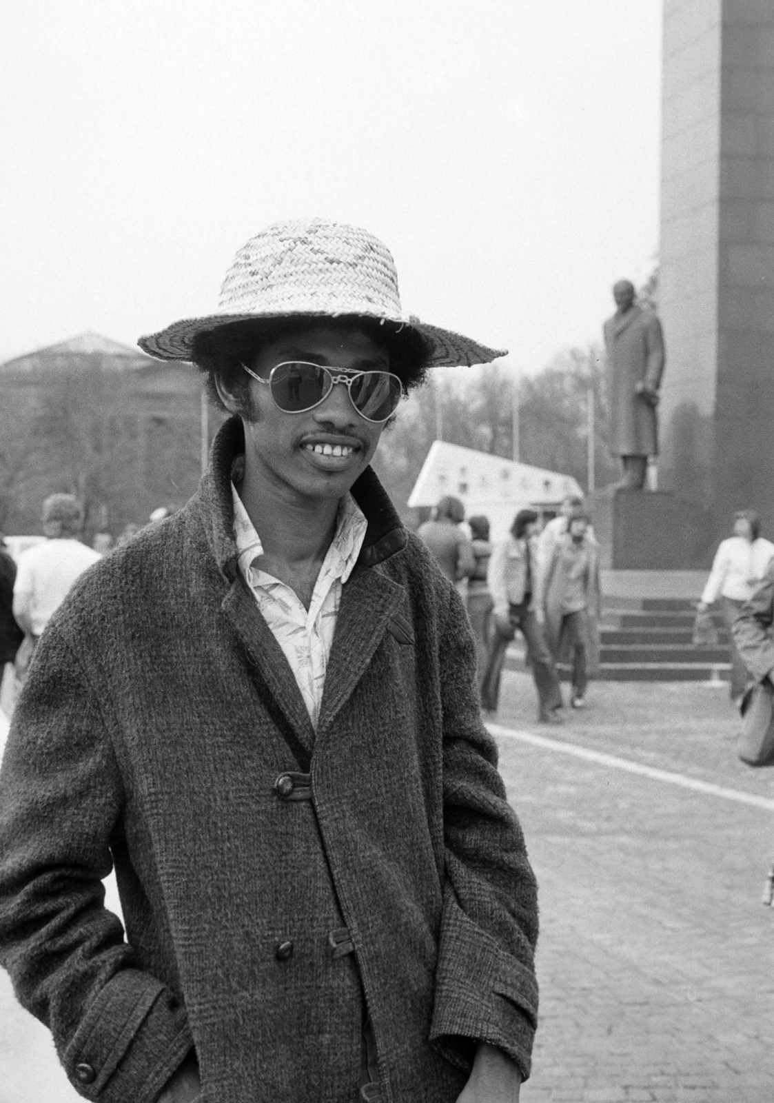 Magyarország, Budapest XIV., Ötvenhatosok tere (Felvonulási tér). A felvétel május 1-i felvonulás alkalmával készült egy hazánkban tanuló külföldi diákról., 1978, Szentkuthy Ibolya, portré, Budapest, Fortepan #267433