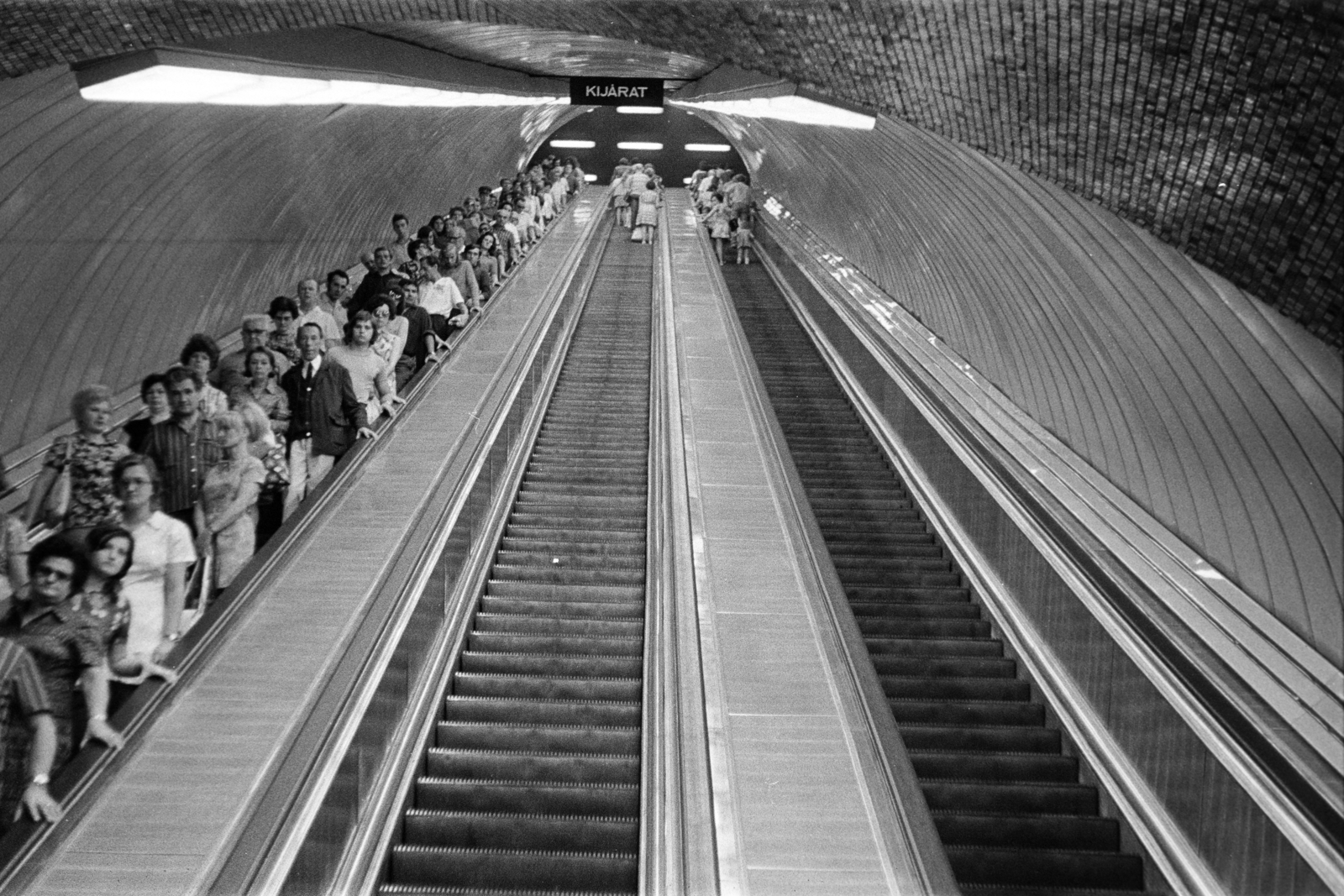 Hungary, Budapest VIII., mozgólépcső a metró Keleti pályaudvari állomásánál., 1978, Szentkuthy Ibolya, subway, moving escalator, Budapest, Fortepan #267439